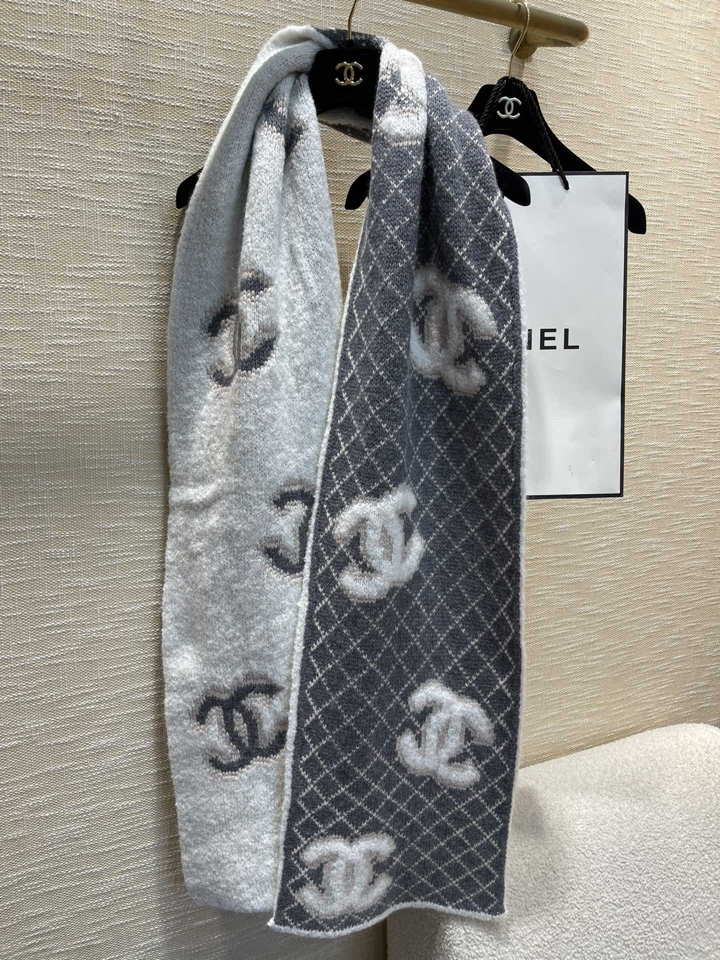 Стеганый кашемировый шарф Chanel - Размер 32 - 190 см - 58 - Шерсть - 33 - Кашемир - 18 - Шелк - Белый Серый