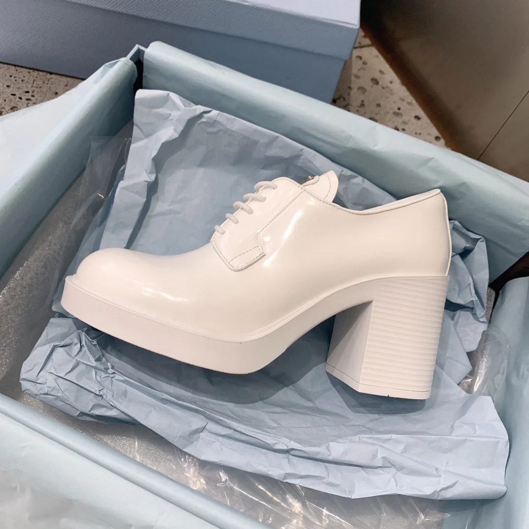 Новинка сезона весна/лето 2022 от Prada - туфли на массивном каблуке в стиле афро.