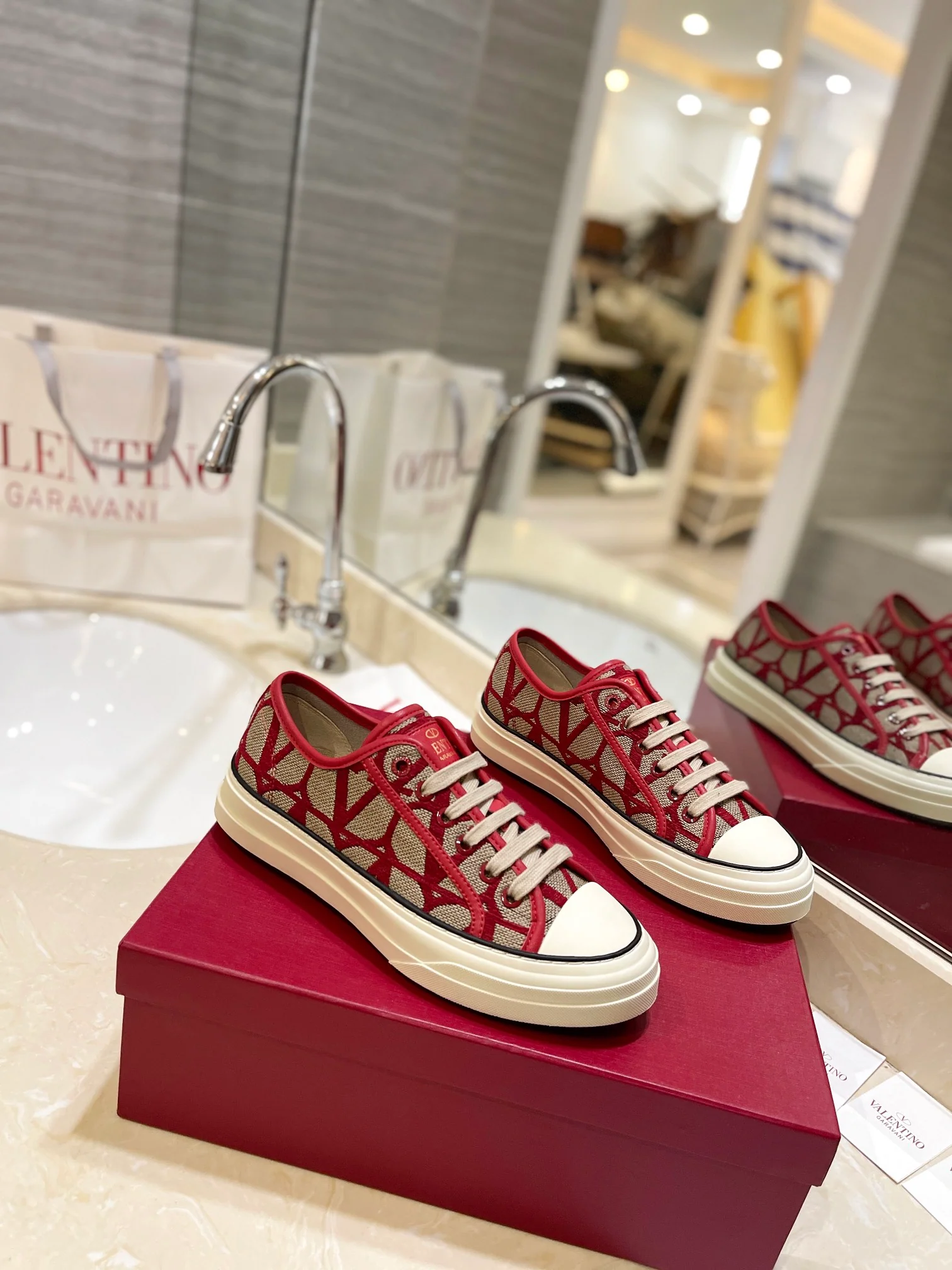 Низкие парусиновые кеды Valentino, повседневная обувь унисекс - красные