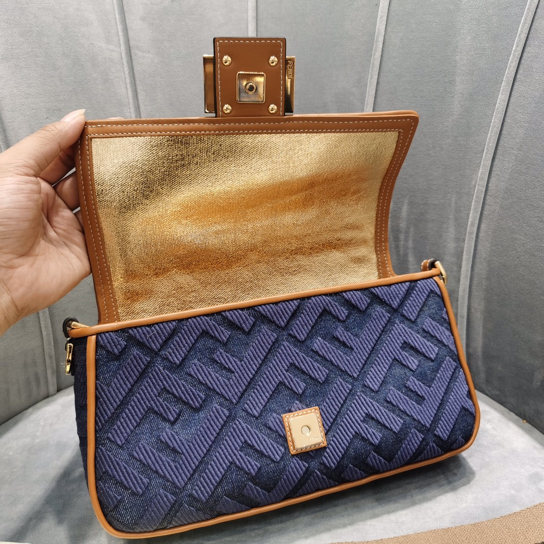 Сумка Fendi Baguette Medium Denim Bag