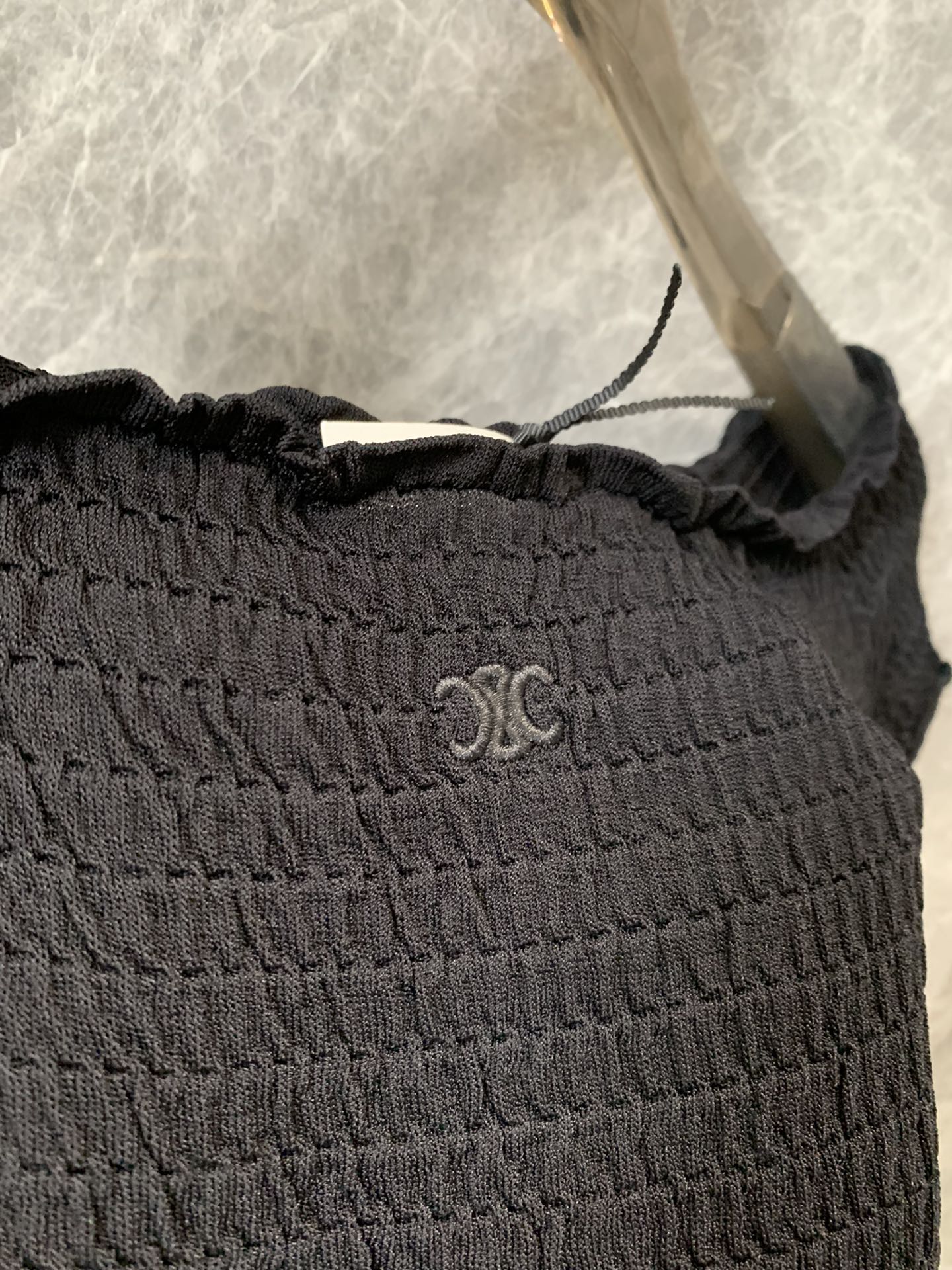 Celine - 2404 - 24ss Весна/Лето Новинка: Укороченный топ с плиссировкой и открытыми плечами