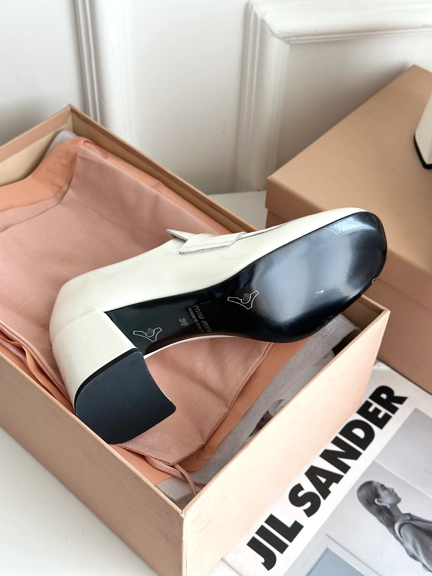 Новинка Miu Miu 2023 года - Лоферы на массивном каблуке Gold Coin - Белые