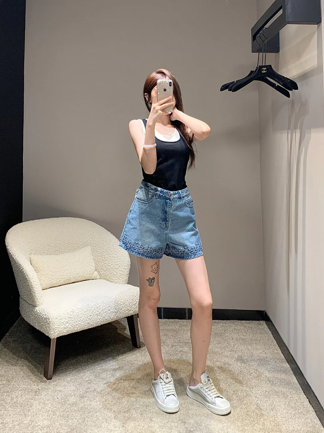 Джинсовые шорты Chanel 2404 с вышитым логотипом в виде камелии и ажурной отделкой - Denim