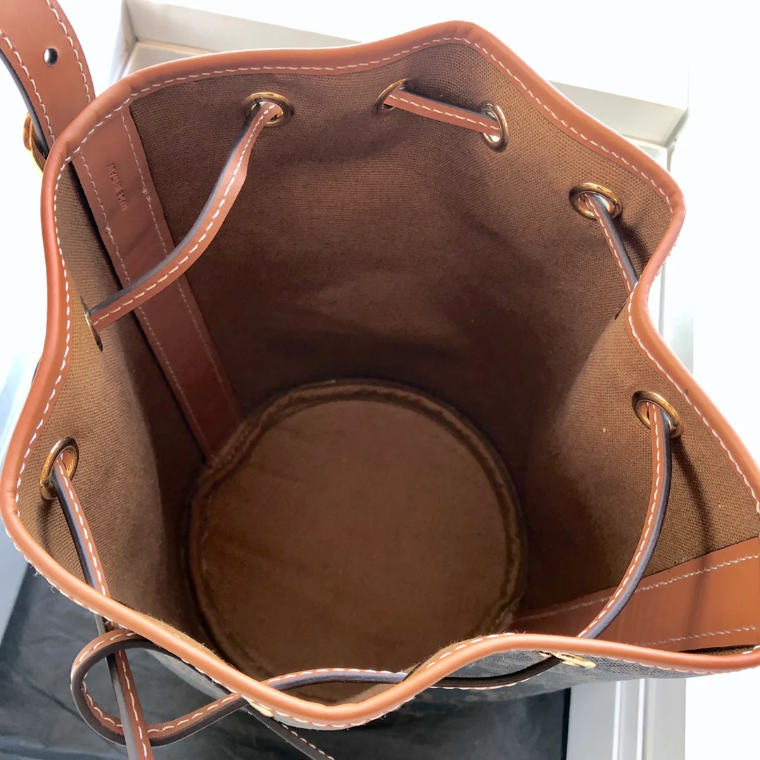 Маленькая холщовая сумка Celine Triomphe на завязках - желто-коричневая с монограммой.