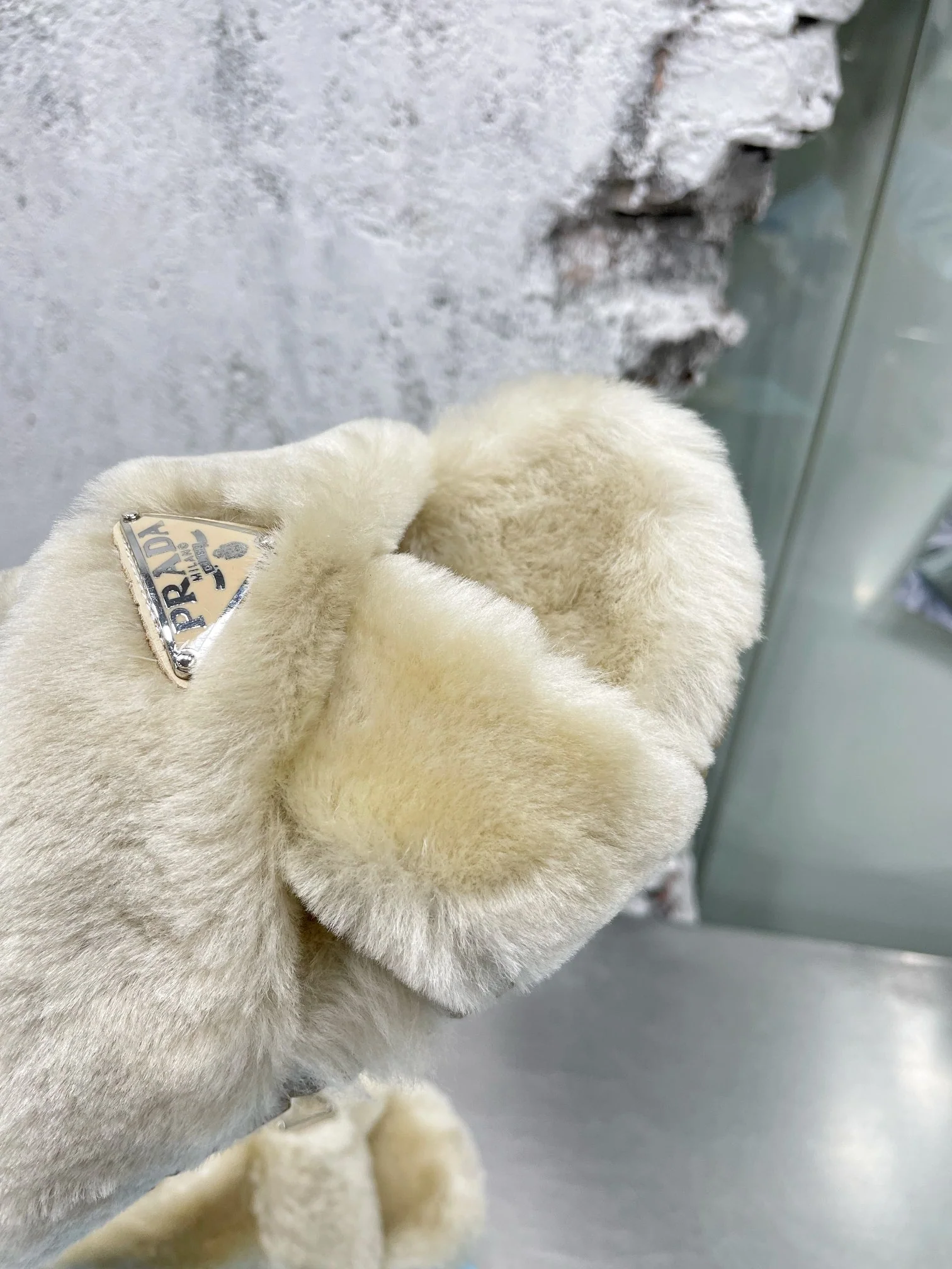 Новинка сезона осень/зима 2022 от Prada — меховые тапочки — в стиле знаменитостей
