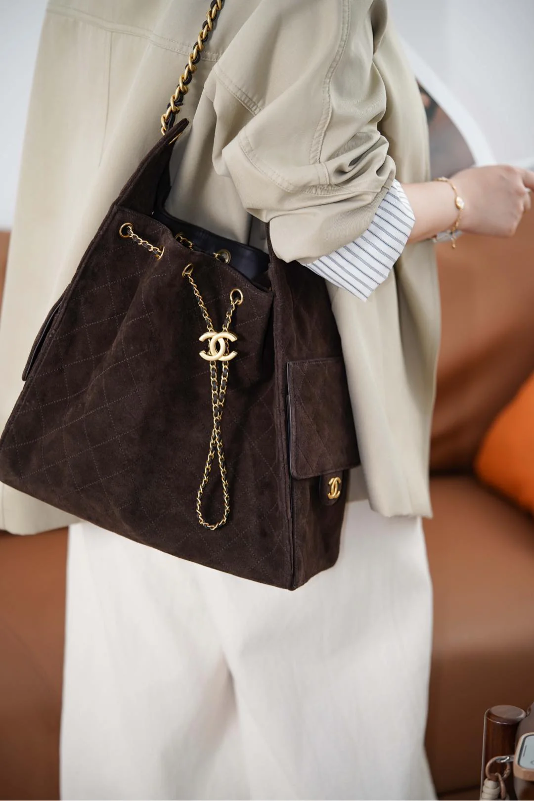 Сумка-ведро Chanel на завязках - замшевая сумка-хобо - большая, коричневая - золотистая фурнитура