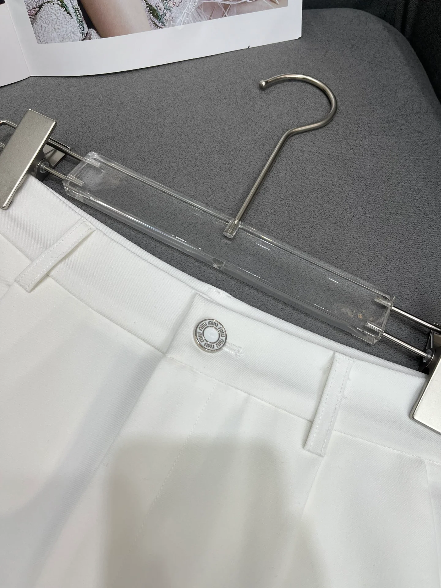 Miu Miu - 2404 - 24ss Весна/Лето Новые шорты с надписью и металлической пряжкой - Белые