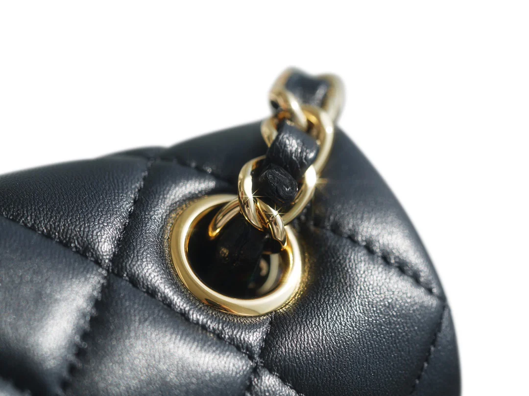 Мини-сумка Chanel CF 20 см из черной овечьей кожи с золотой пряжкой CF20