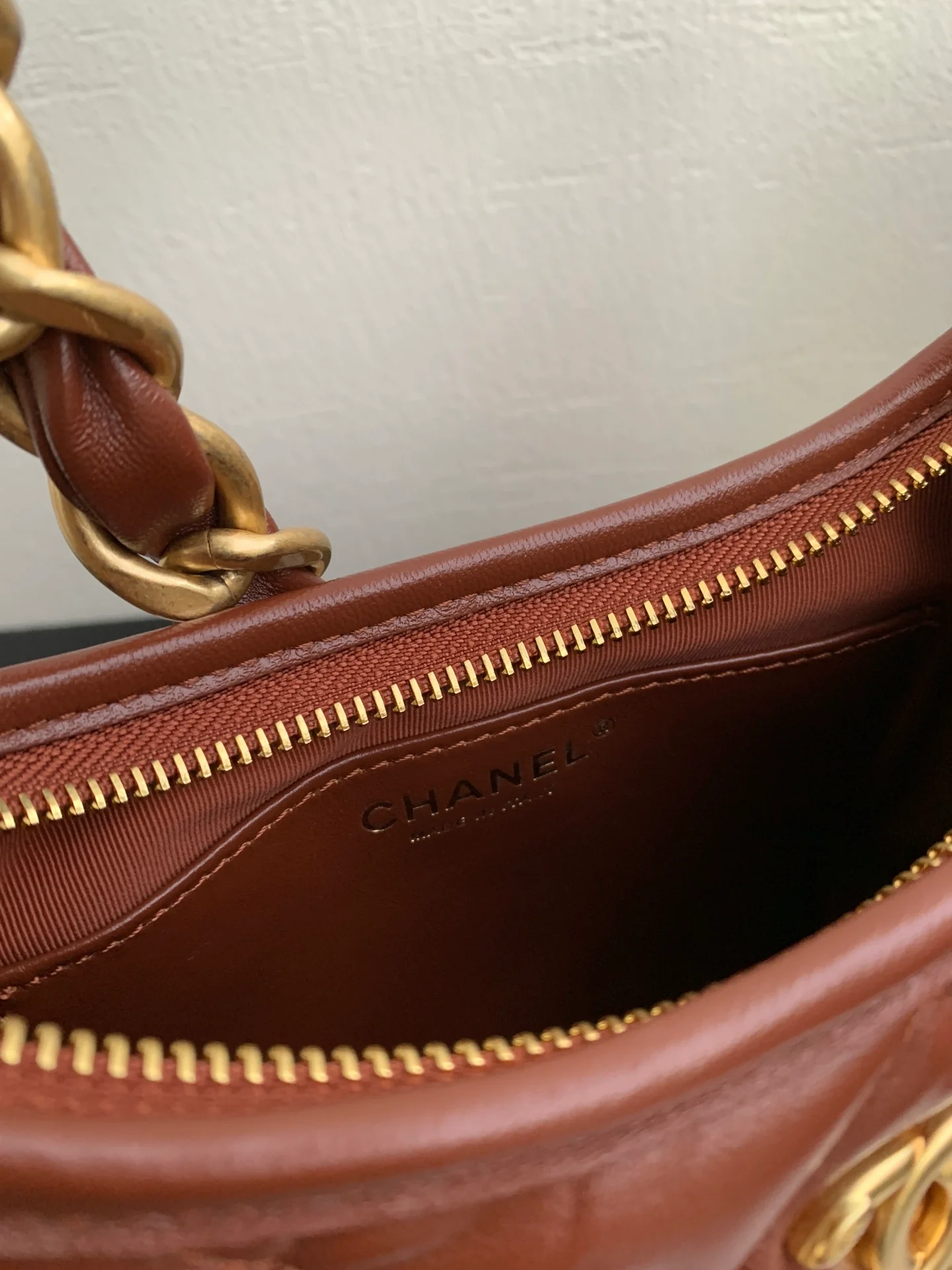 Сумка Chanel на плечо с массивной цепочкой - красная