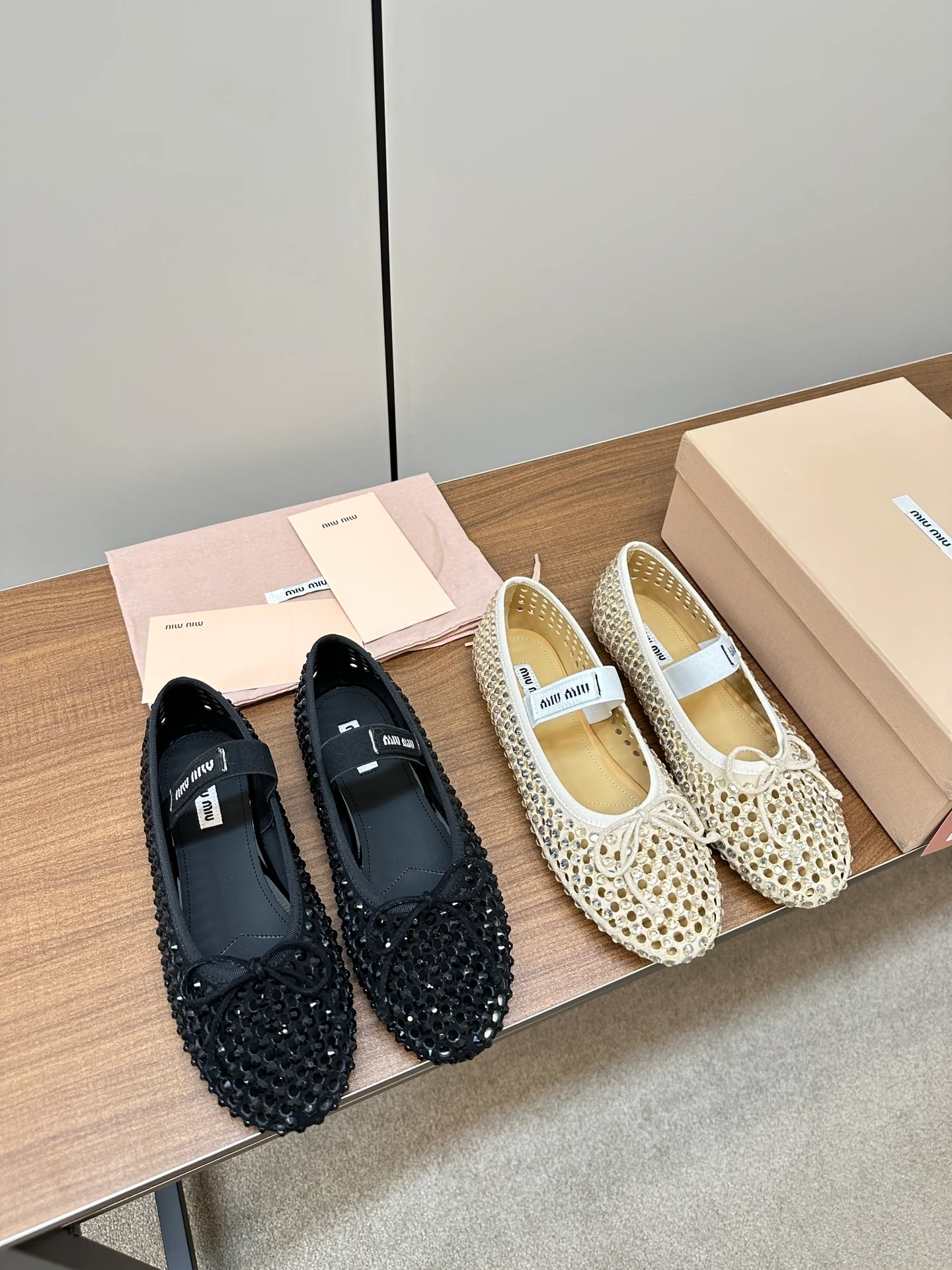 Новые поступления коллекции Miu Miu осень/зима 2023 - Балетки с кристаллами - Балетки - Черные