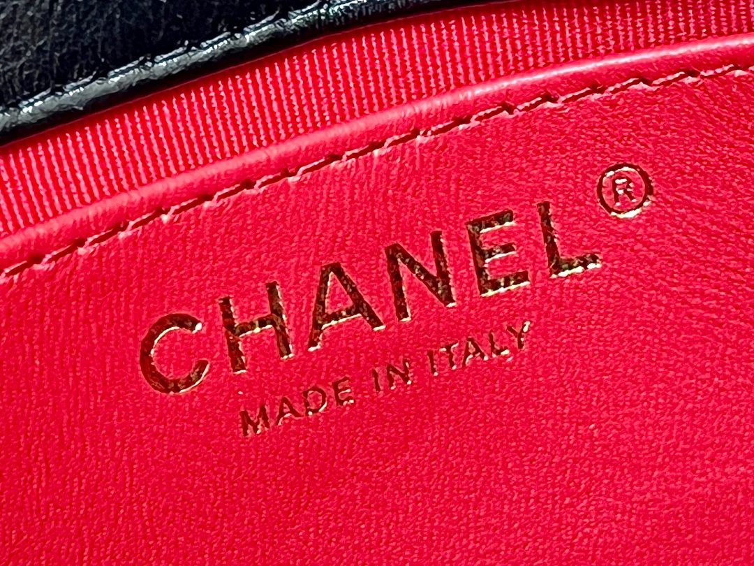 Сумка-хобо Chanel 23c из коллекции ?Ранняя весна? — черная кожа, обработанная маслом.