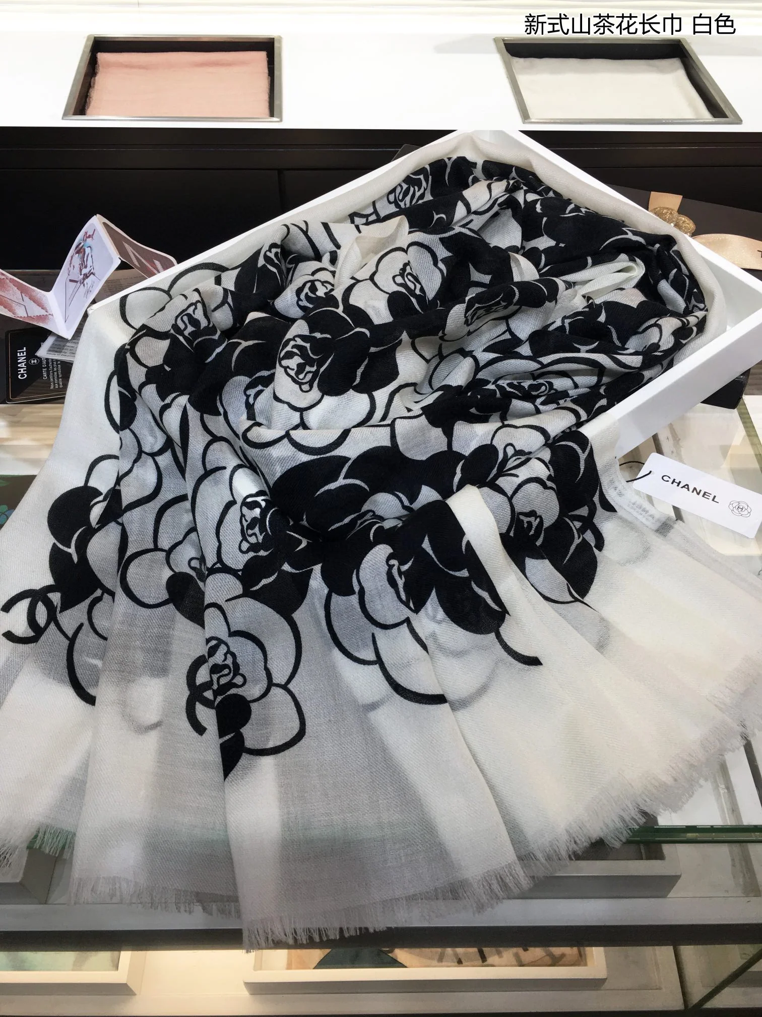 Chanel - Новый шарф ?Камелия? - 110-200 см - 100% - Кашемир премиум-класса - Белый