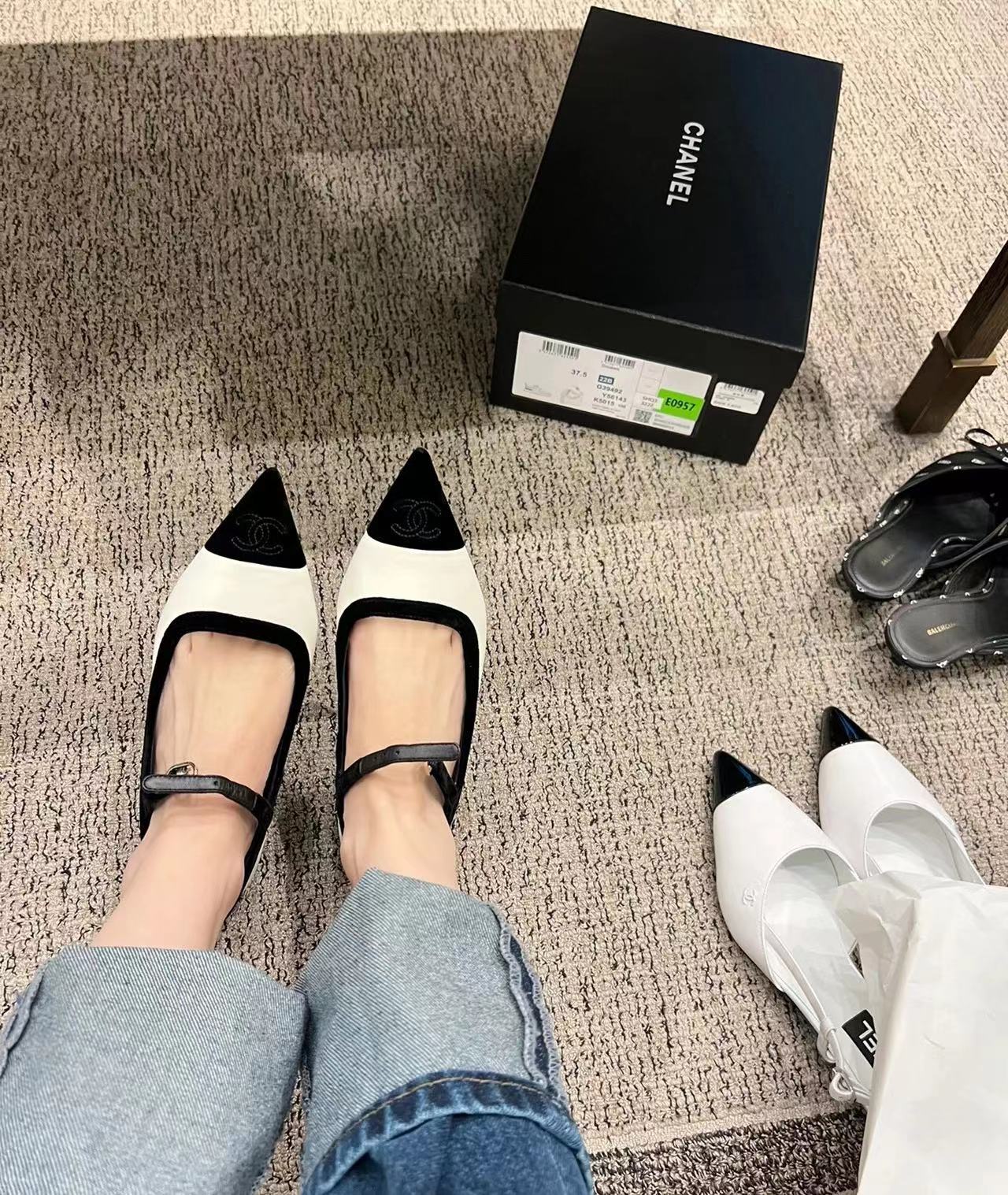 Коллекция Chanel ?Ранняя весна 2022?: балетки с острым носком — фотографии вживую.