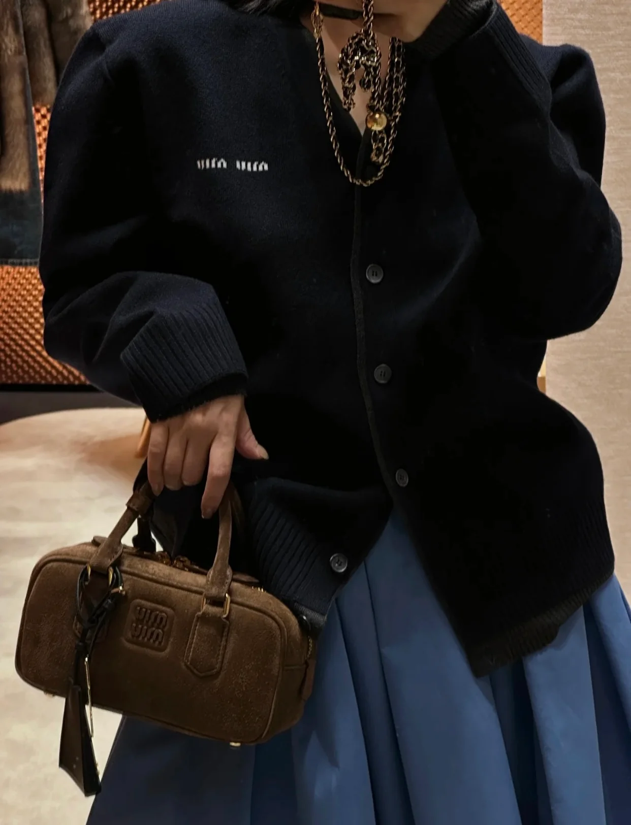 Сумка-боулинг Miu Miu из замши, маленькая, коричневая, излучает роскошь при ношении.