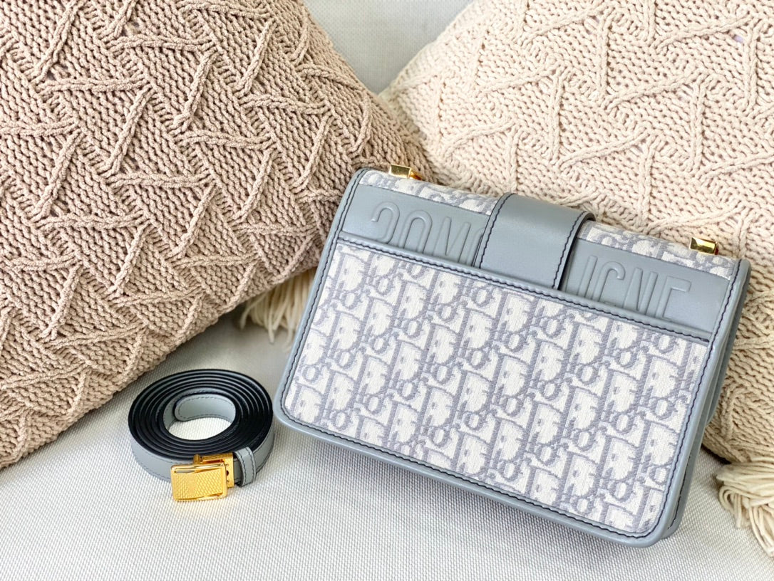 Новинка лета от Chanel - сумка Montaigne - 24 см