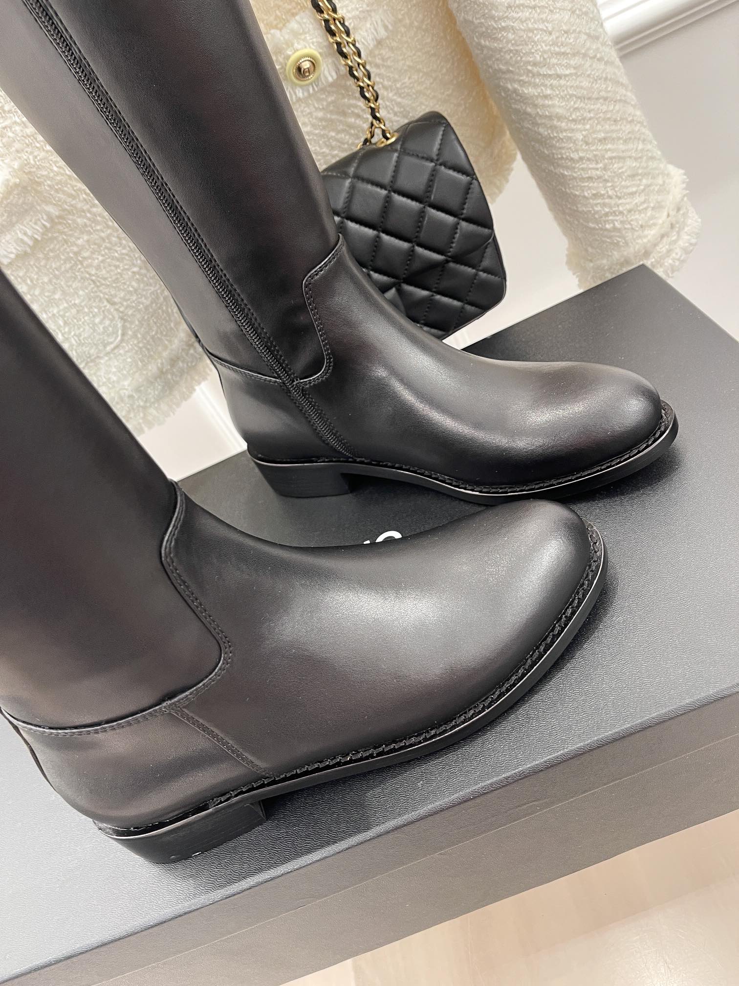 Новинка сезона осень/зима 2023 от Chanel - Классические сапоги для верховой езды - Высокие сапоги - Черные