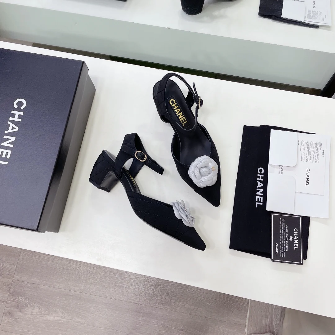 Сандалии Chanel Camellia на низком каблуке - черные - 5 см