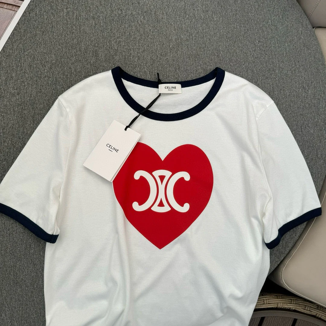 Футболка с коротким рукавом Celine-2403 с узором в виде сердечек.