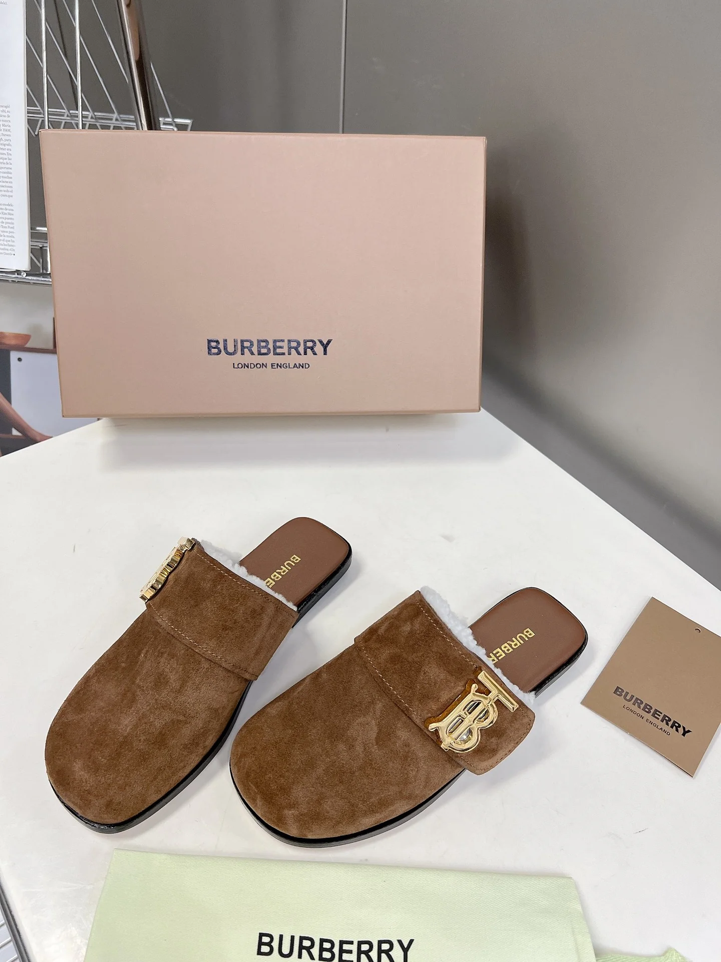 Burberry - логотип TB - Новинки осенне-зимней коллекции - Тапочки из овечьей шерсти - Кожаная подкладка - 1