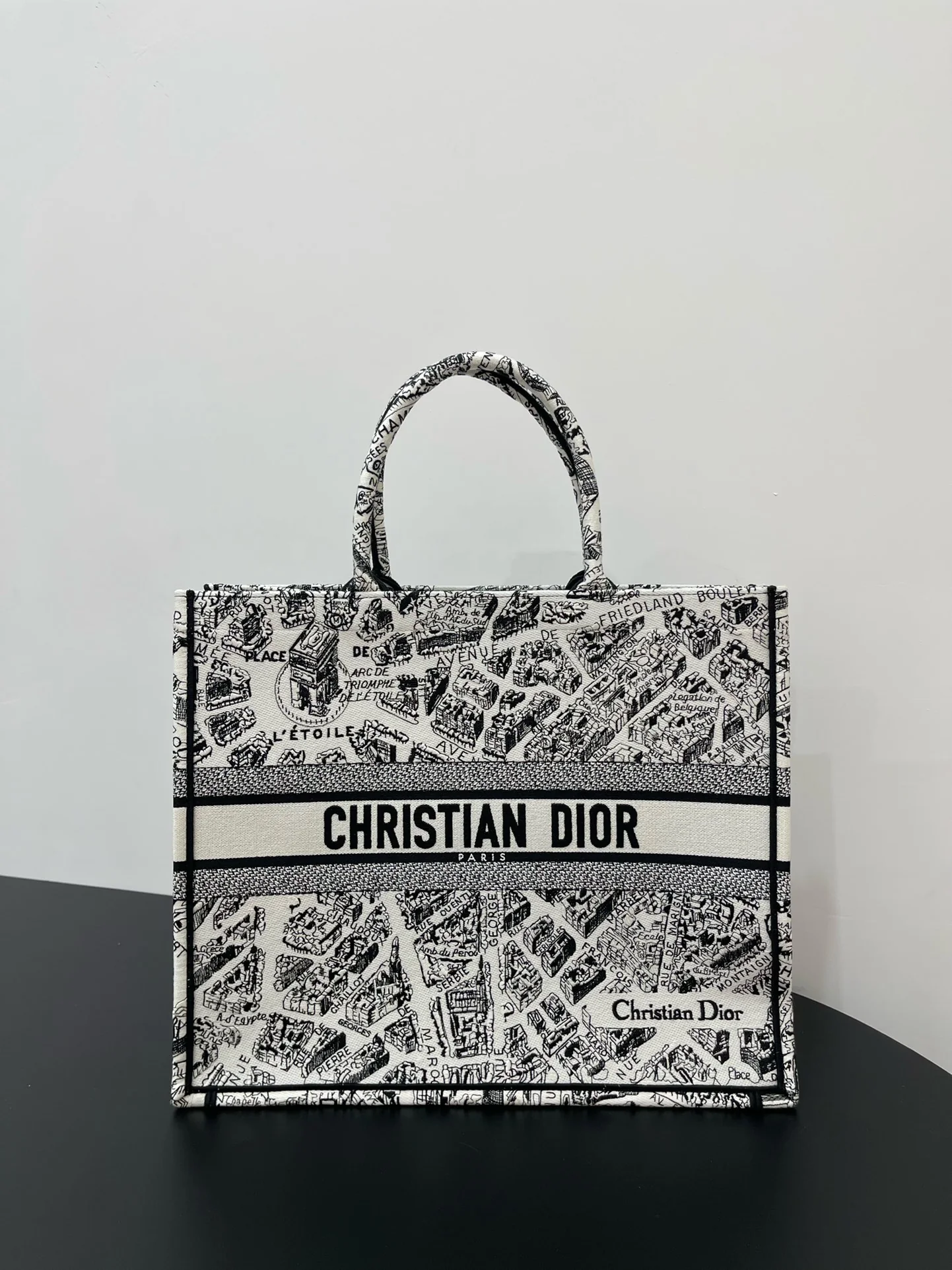Сумка Dior Book Tote, большой размер 41-5 см, летняя коллекция 23, белая.