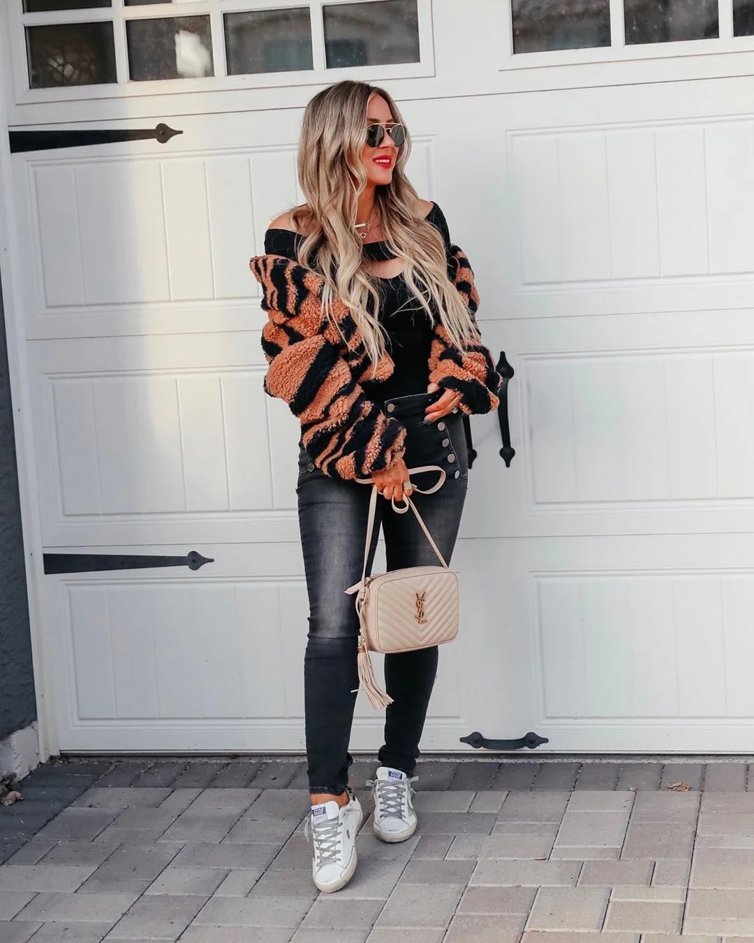 Фотосумка YSL Lou Bag — абрикосового цвета с золотой фурнитурой.