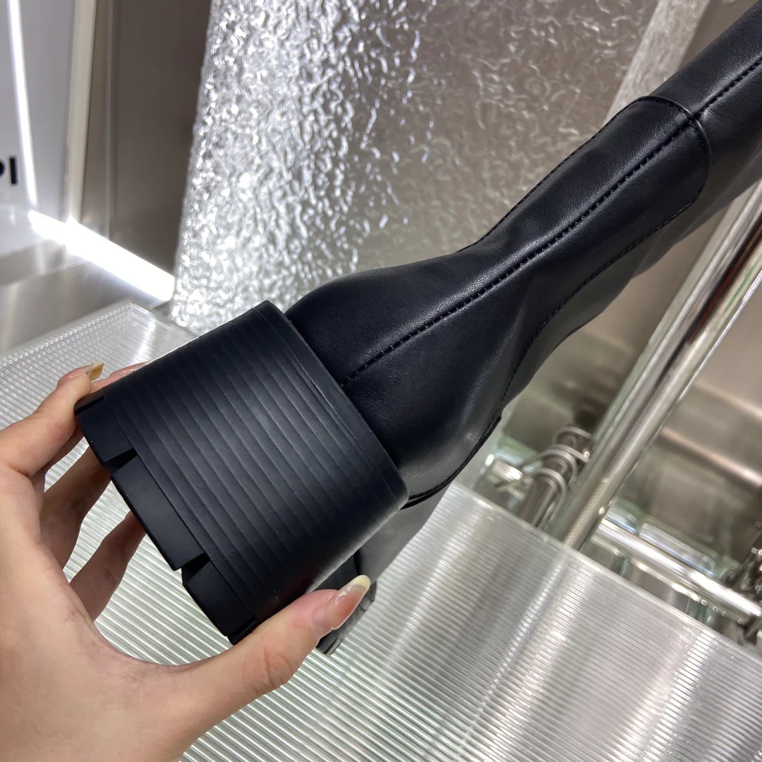 Высокие сапоги Balenciaga Trooper с квадратным носком, коллекция осень/зима 2023.