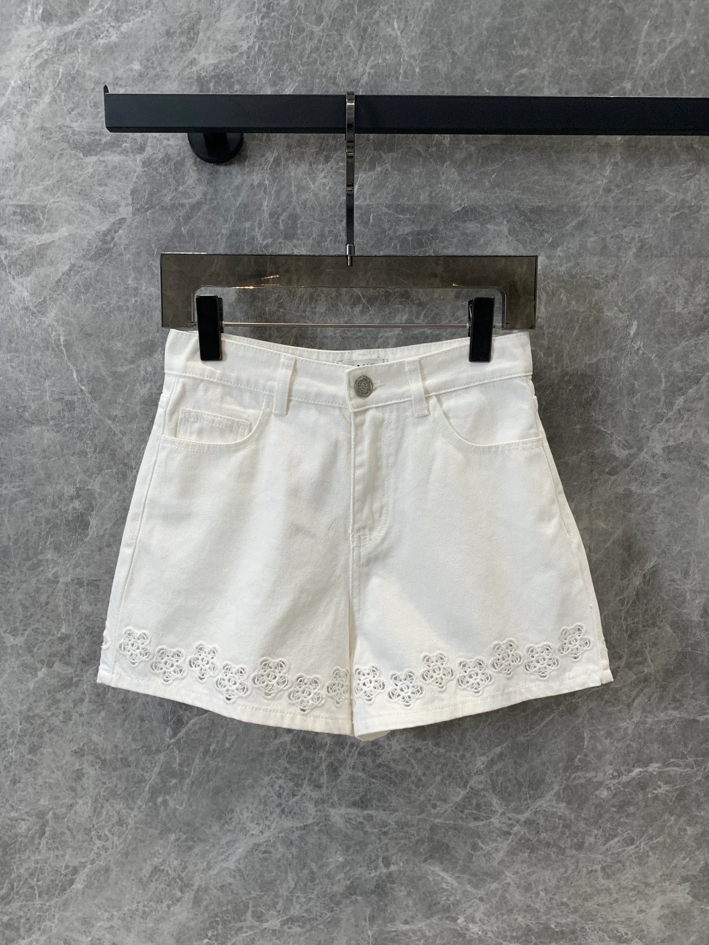 Джинсовые шорты Chanel 2404 с вышитым логотипом в виде камелии, белые.