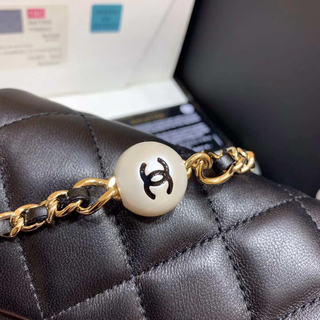Сумка Chanel CF Pearl из коллекции Весна/Лето 2020 — Черная — 18 см