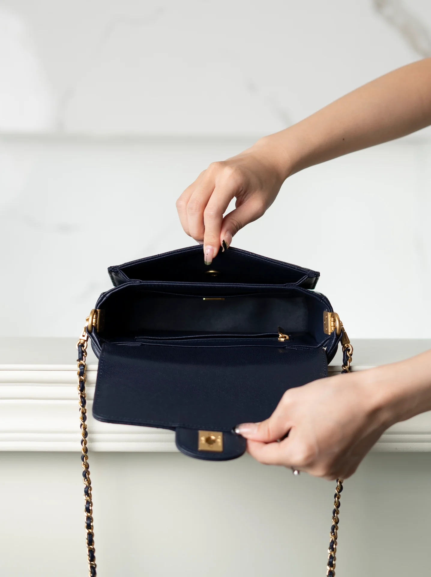 Мини-сумочка Chanel с клапаном и ручкой - синяя