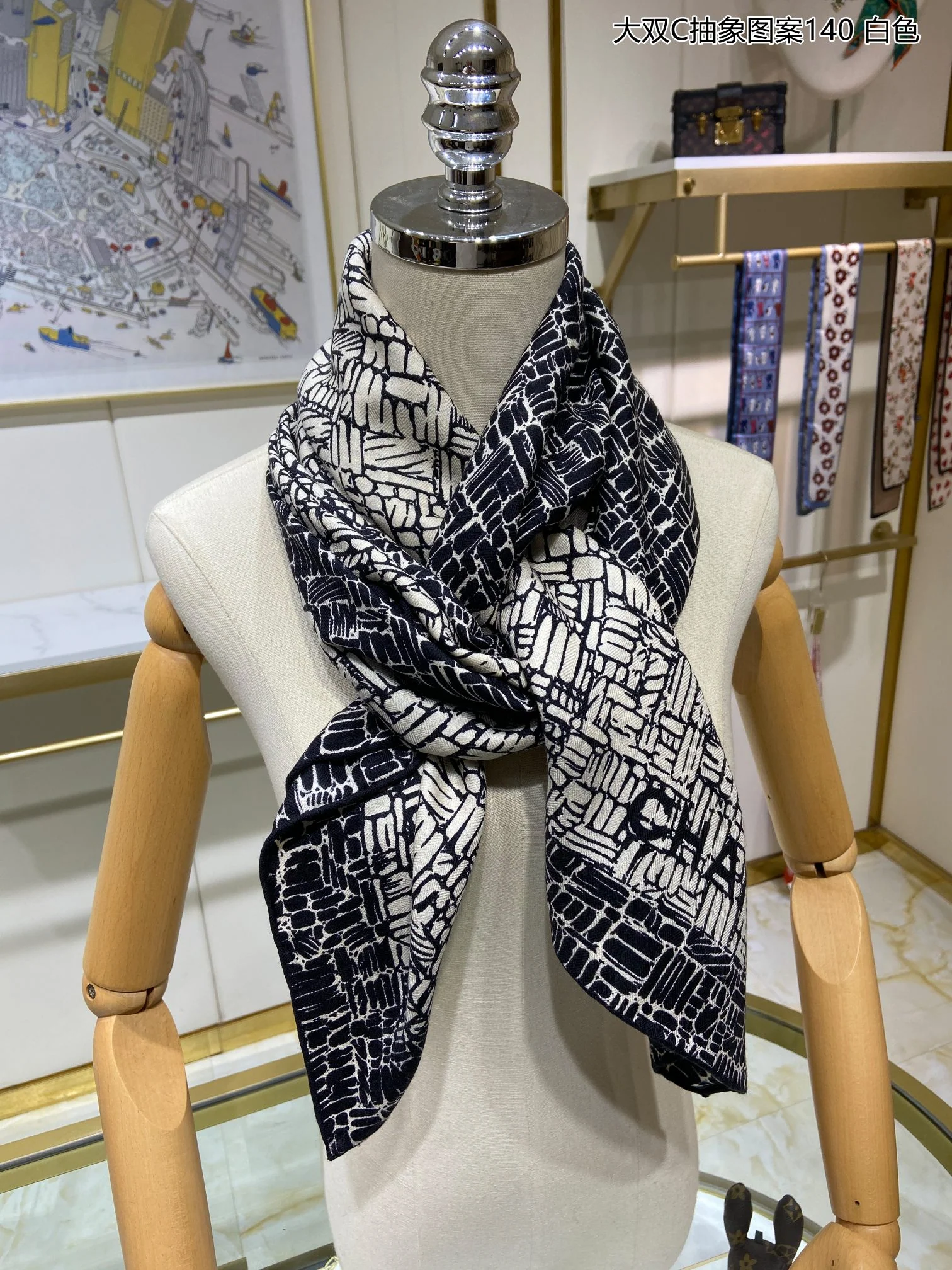 Большой шарф Chanel с абстрактным узором ?Двойная буква С? — 140 см x 140 см — 80% кашемир — 20% шелк — серый.