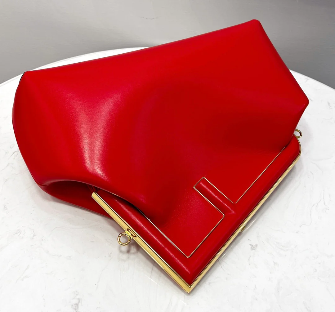 Средняя красная кожаная сумка Fendi First