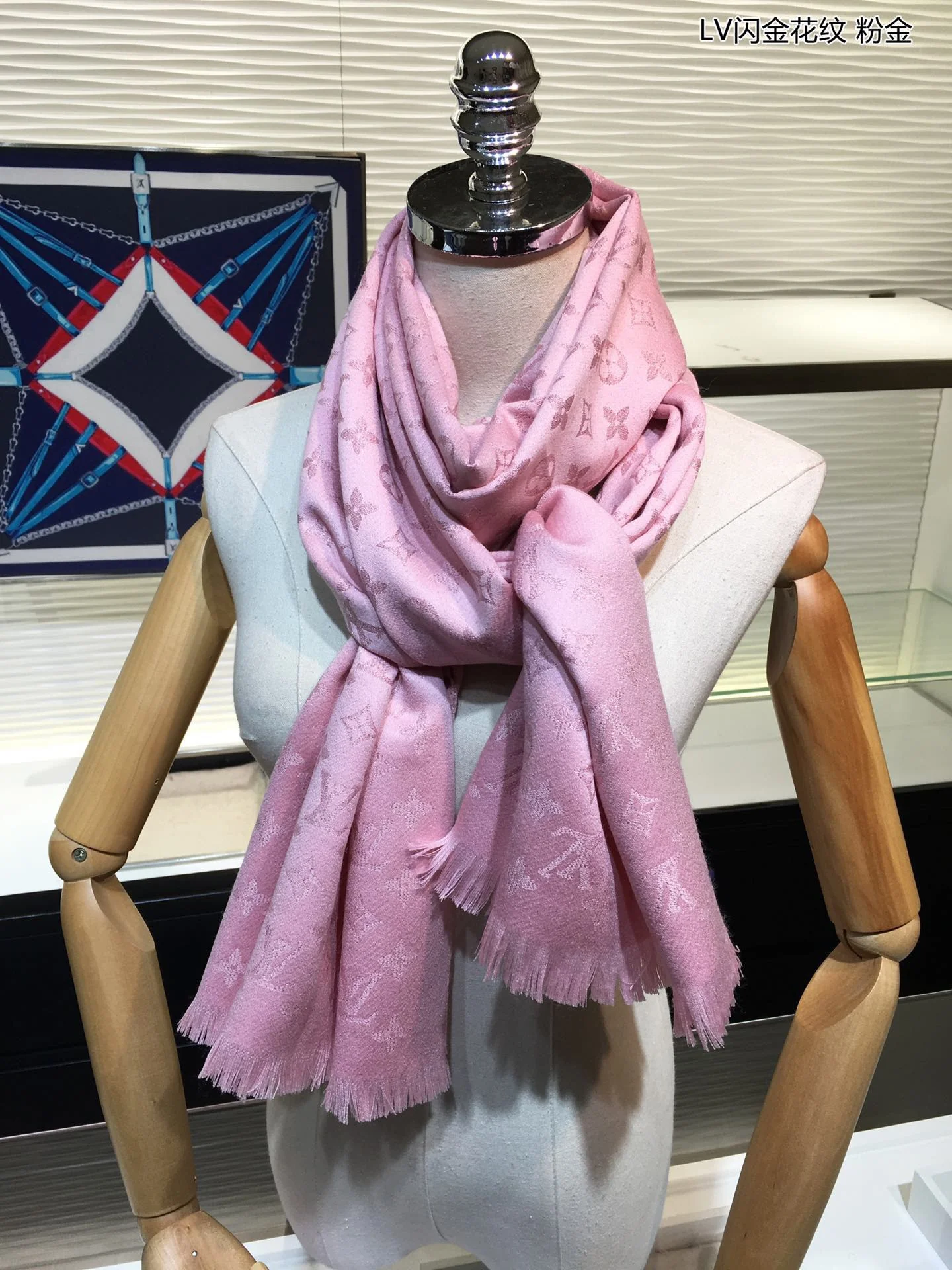 Кашемировый шарф LV с золотым узором - 1