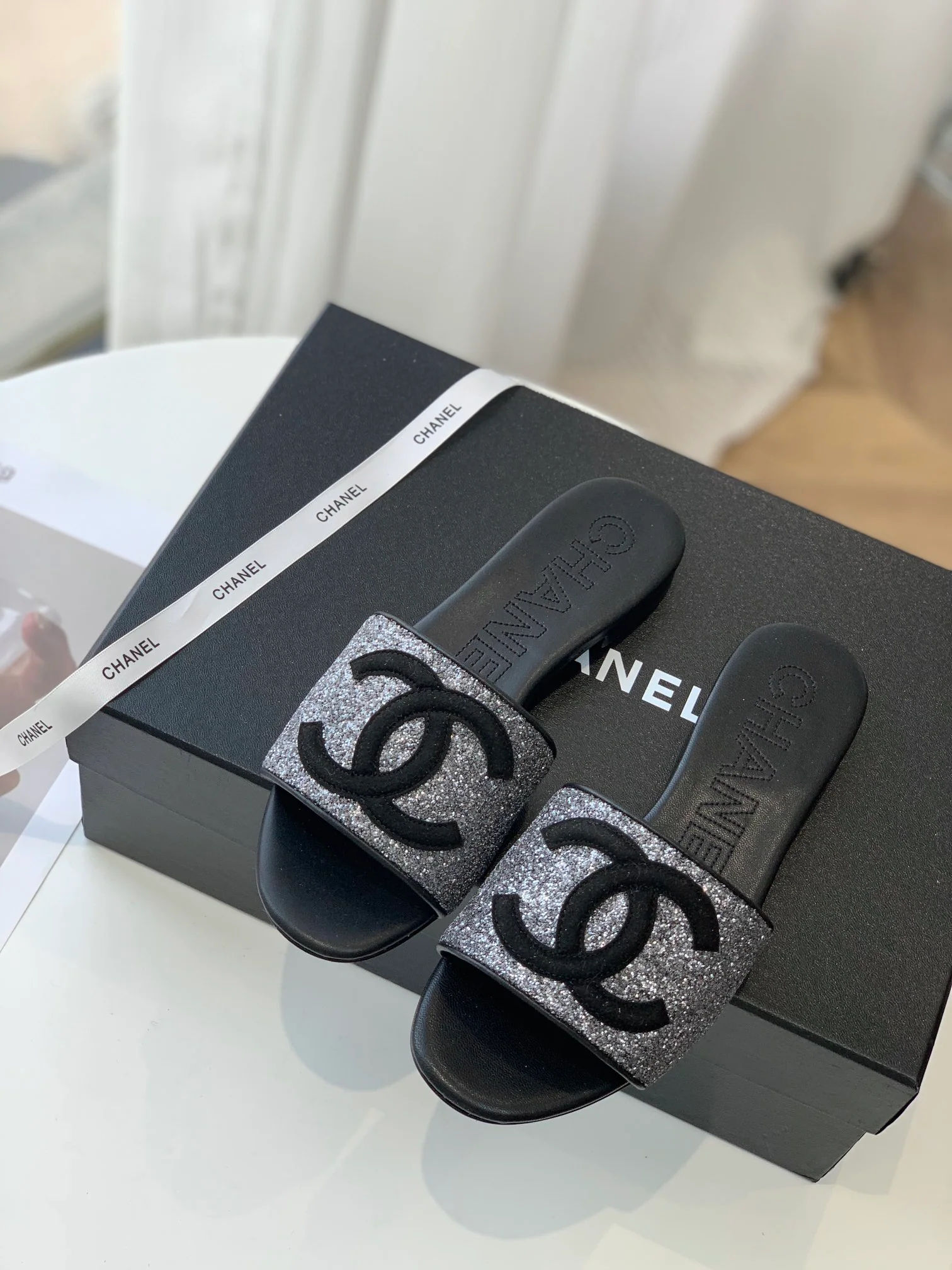 Новинка 2023 года от Chanel - Тапочки из овечьей кожи - Черные