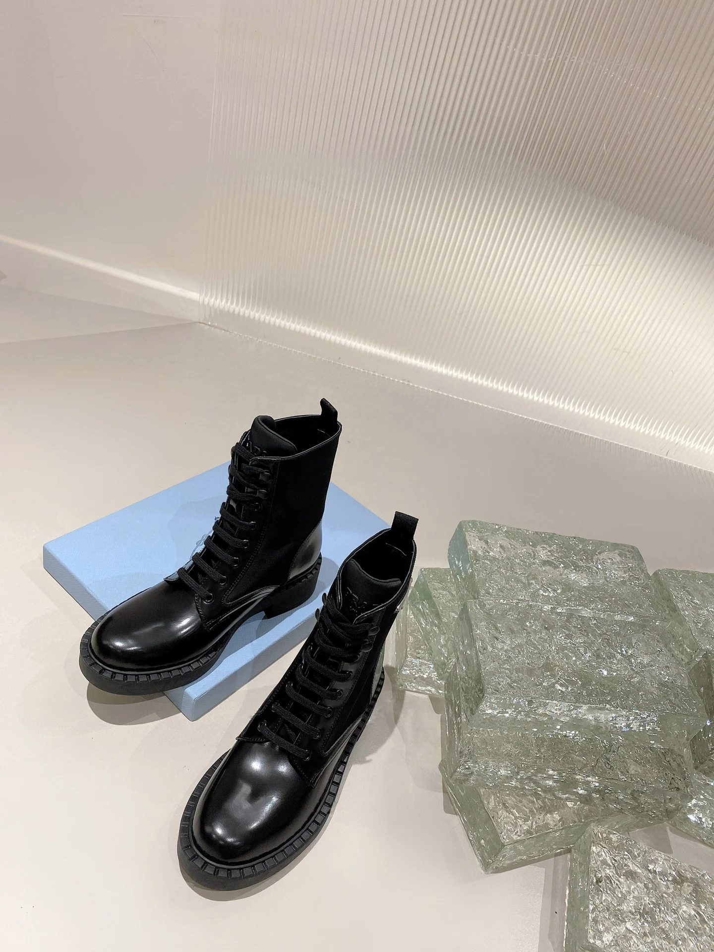 Prada - Уровень покупки через посредника - Ботинки с серебряной пряжкой - 1