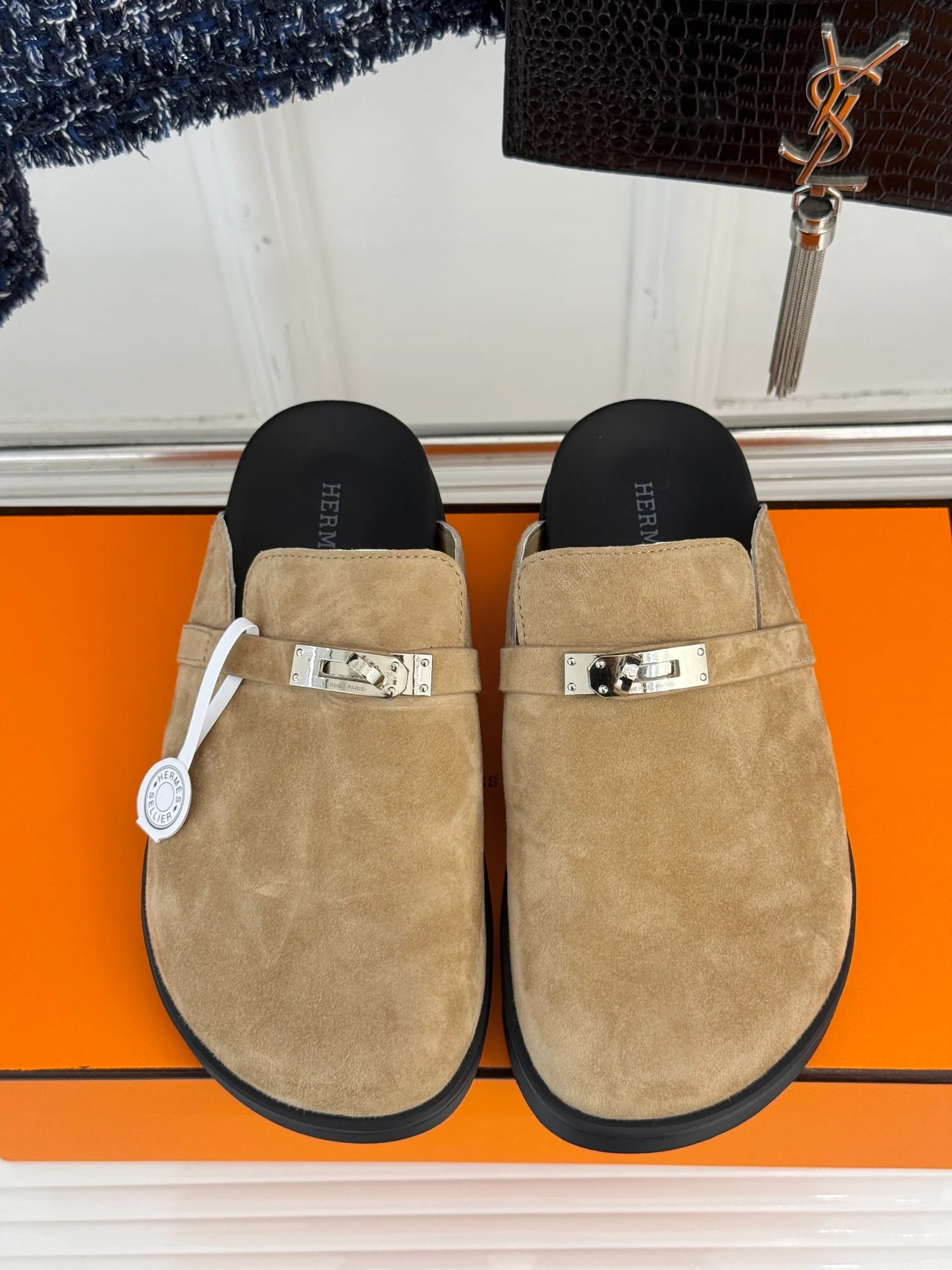 Классические сандалии Hermes Kelly Buckbeak 2024 года — кофейного цвета.