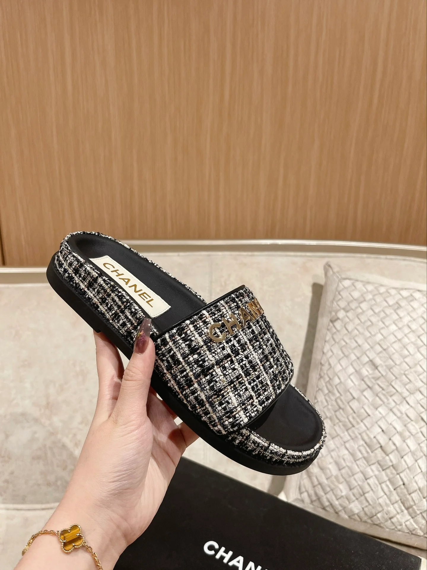 Новинка сезона весна/лето 2023 от Chanel - Шерстяные тапочки - Черные