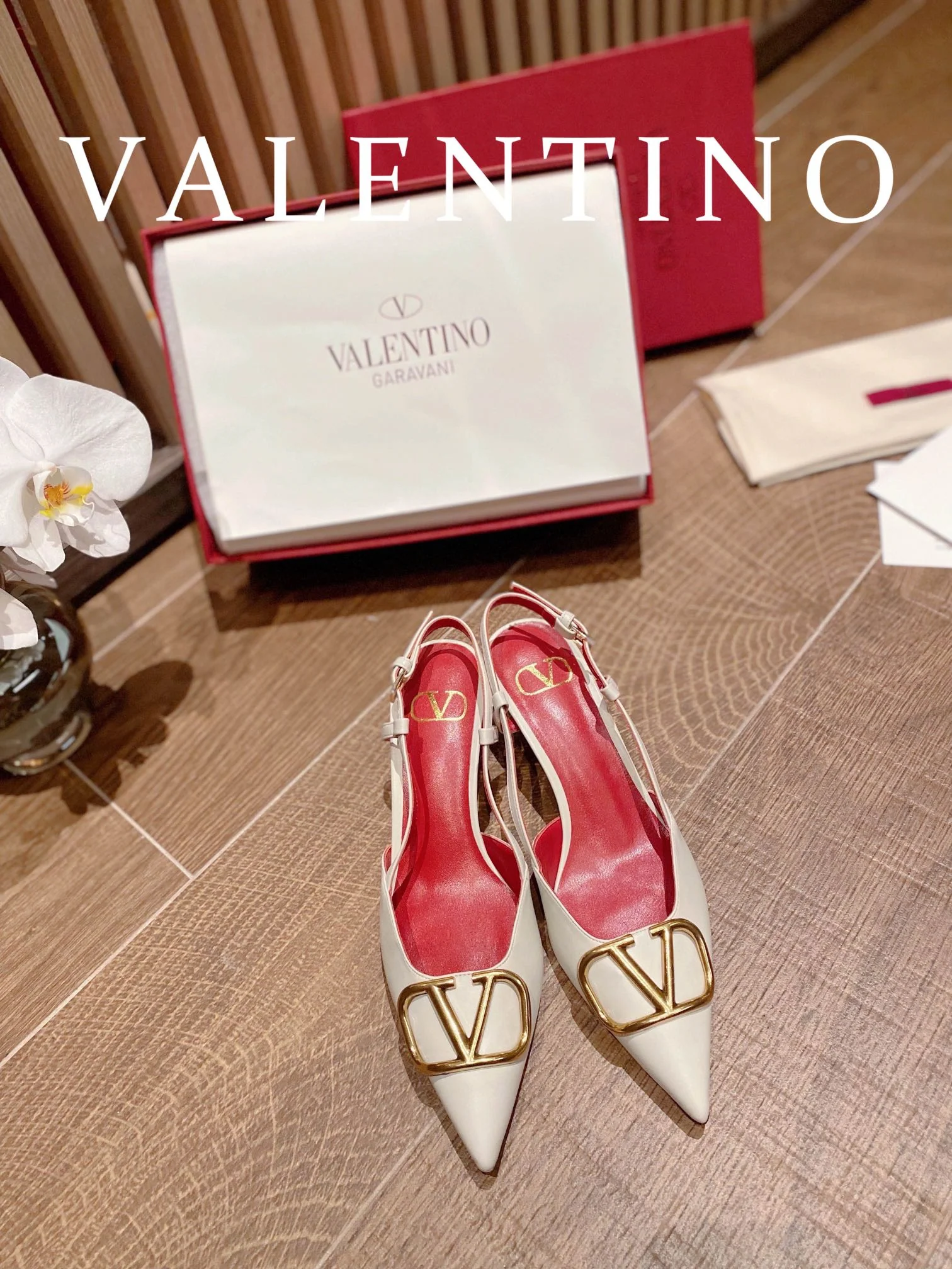 Valentino - Белые туфли на низком каблуке с острым носком