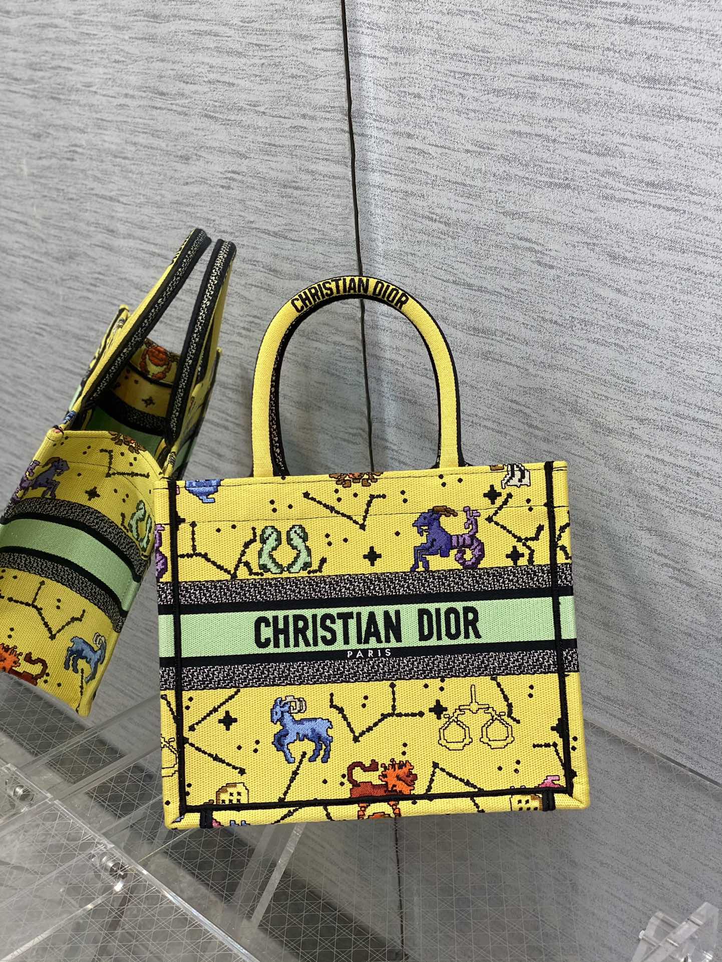 Сумка-тоут Dior Book Tote, маленький размер 26,5 см, лимитированная серия к празднику Циси (китайский День святого Валентина), жёлтая.