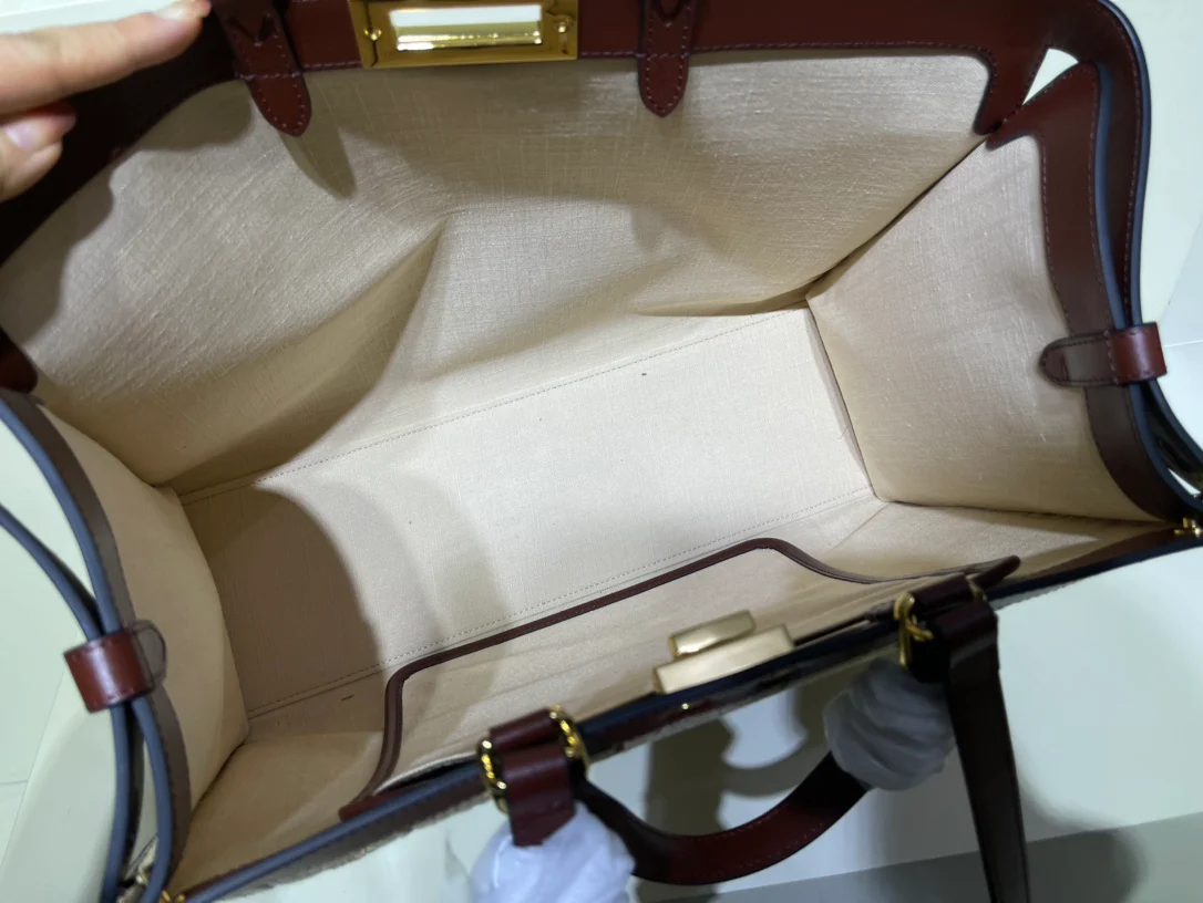 Сумка-тоут Fendi Peekaboo с ручкой из абрикосового холста.