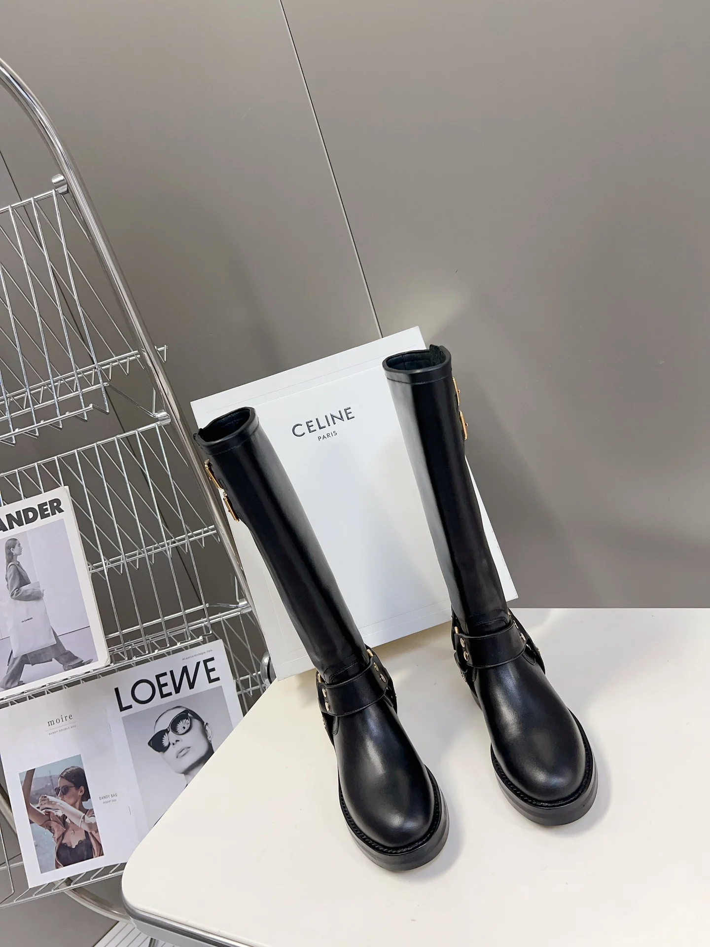 Коллекция Celine осень/зима 2023, представленная на подиуме: Высокие сапоги для верховой езды с пряжкой на ремне — Черные