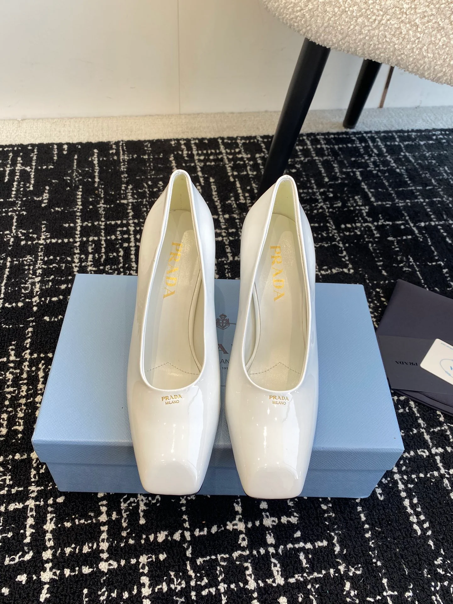 Балетки Prada 2024 на массивном каблуке с квадратным носком - белые