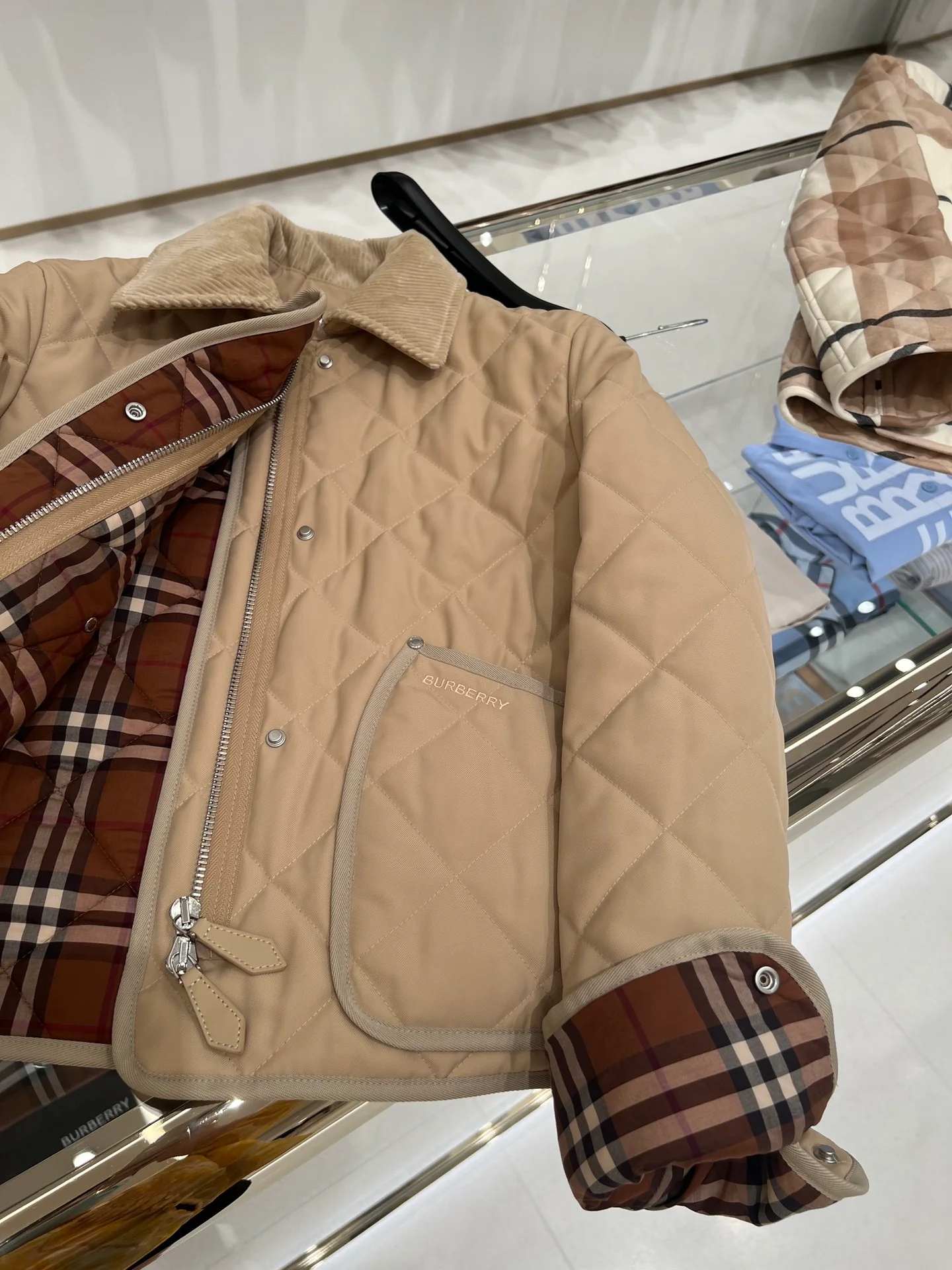 Пуховая куртка Burberry осень/зима - классический клетчатый узор с вельветовым воротником.