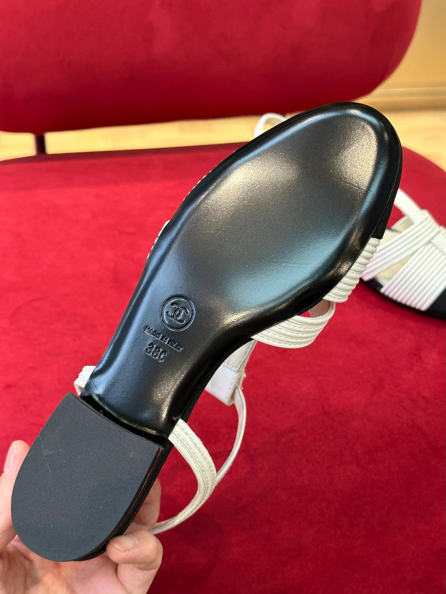 Новинка сезона весна/лето 2023 от Chanel - сандалии из овечьей кожи с лоскутным узором.