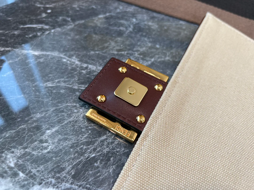 Сумка-багет Fendi — вышитая, бежевая.