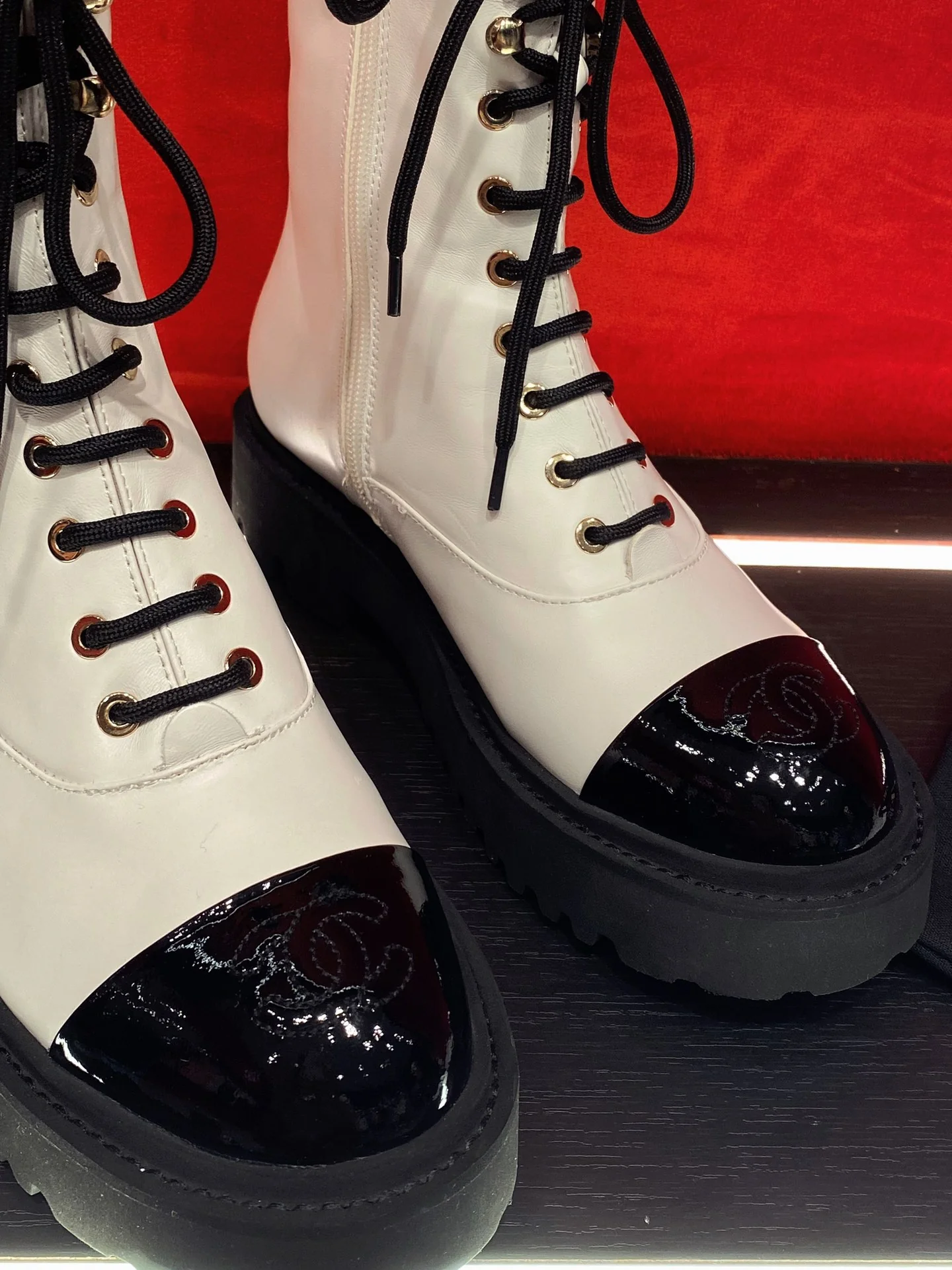 Новинка сезона осень/зима 2022 от Chanel — Ботинки Dr. Martens на платформе — Белый — 5 см