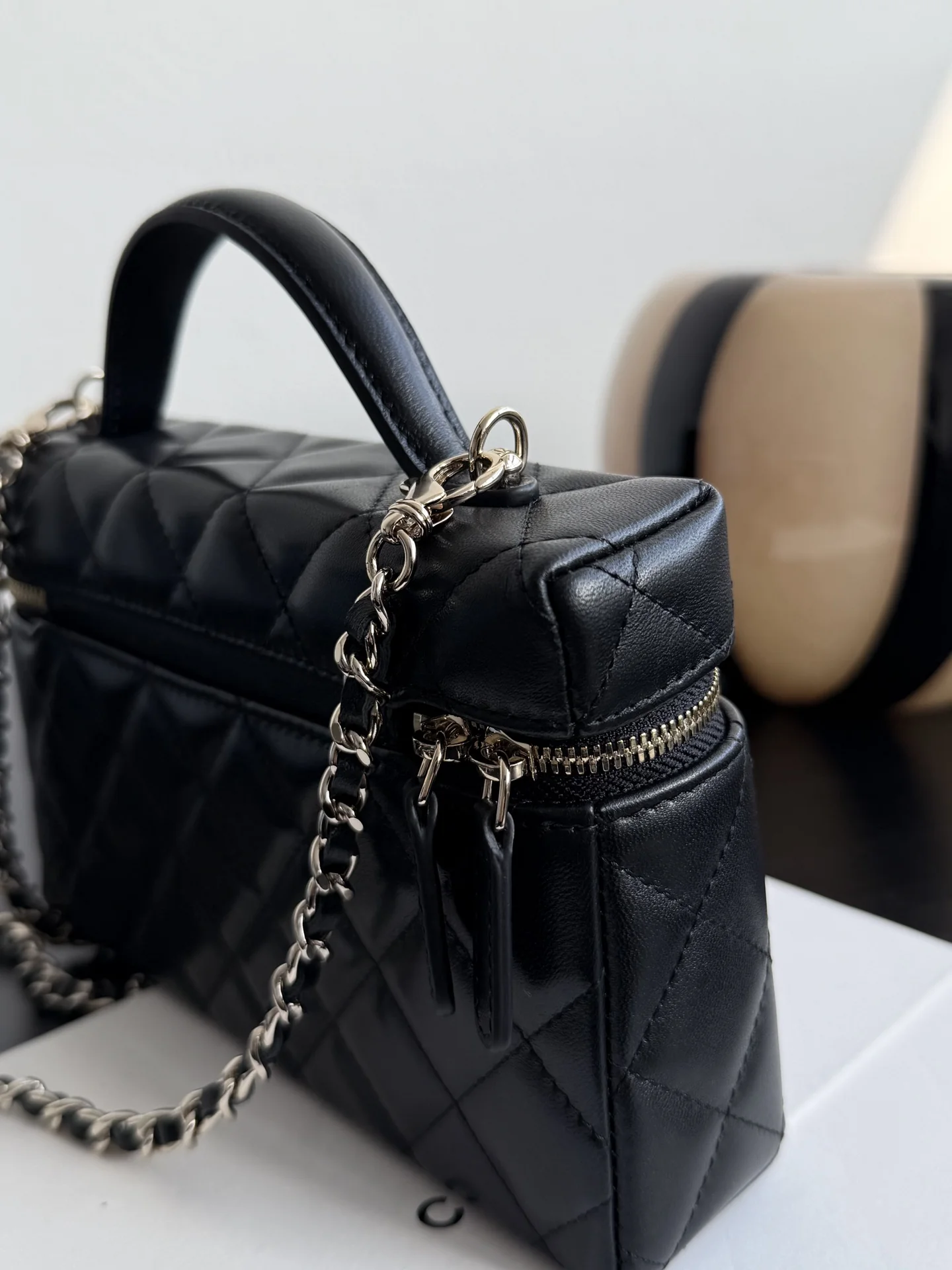 Сумка-ланчбокс Chanel 25c-LP из овечьей кожи - черная