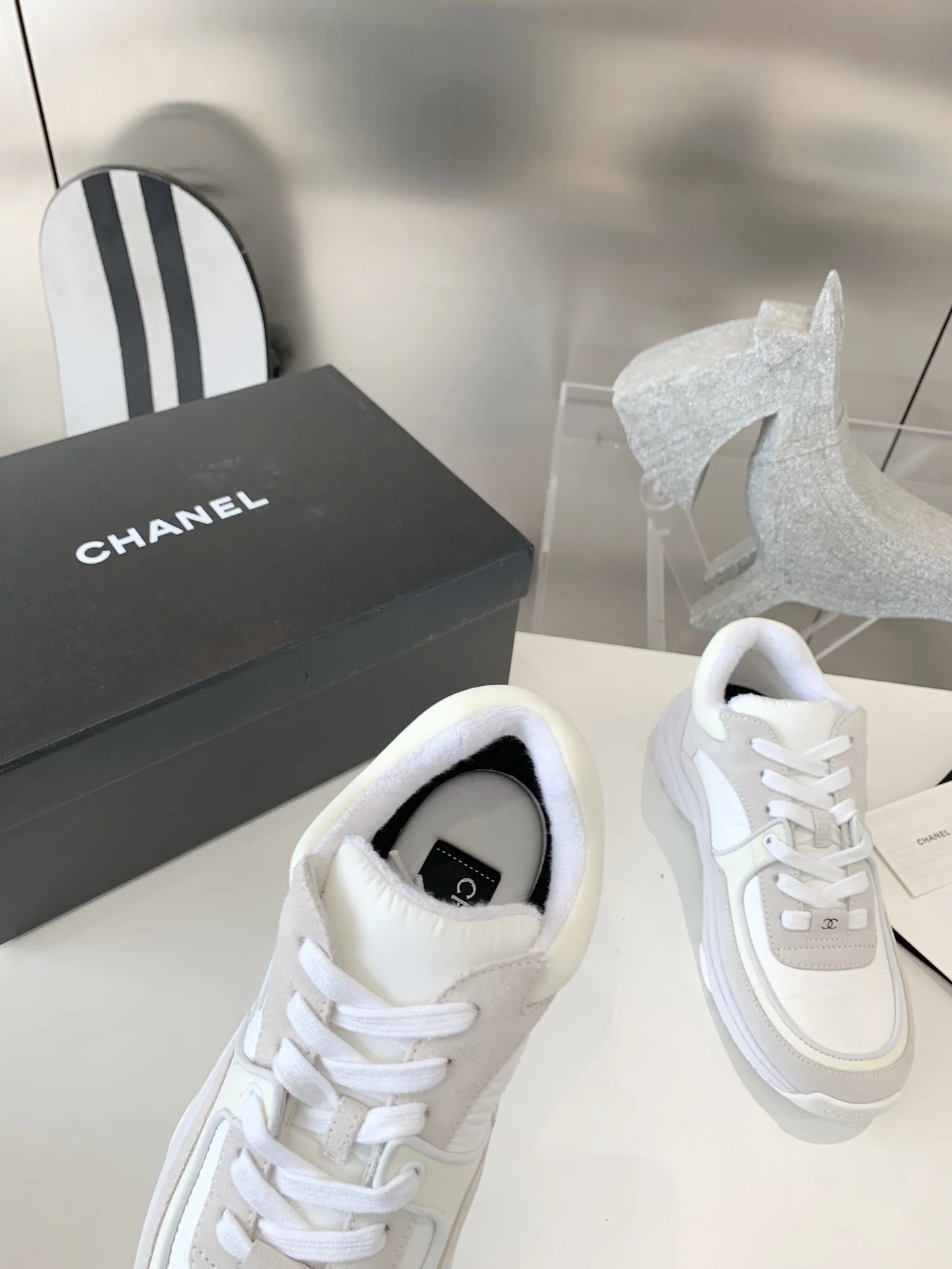 Новинка сезона осень/зима 2022 от Chanel - Спортивные повседневные туфли - Белые