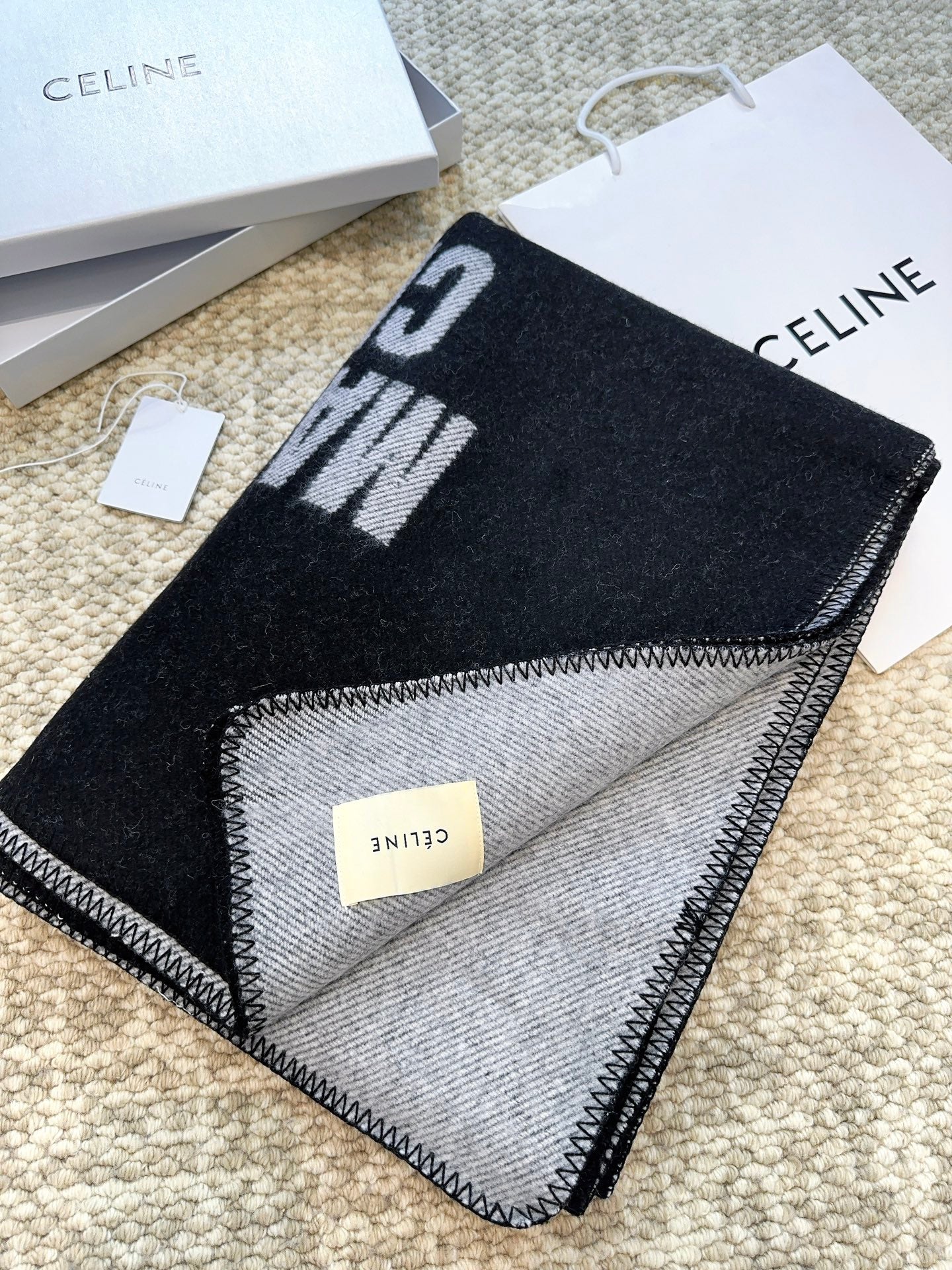 Плед-шаль Celine 2024 в форме текста