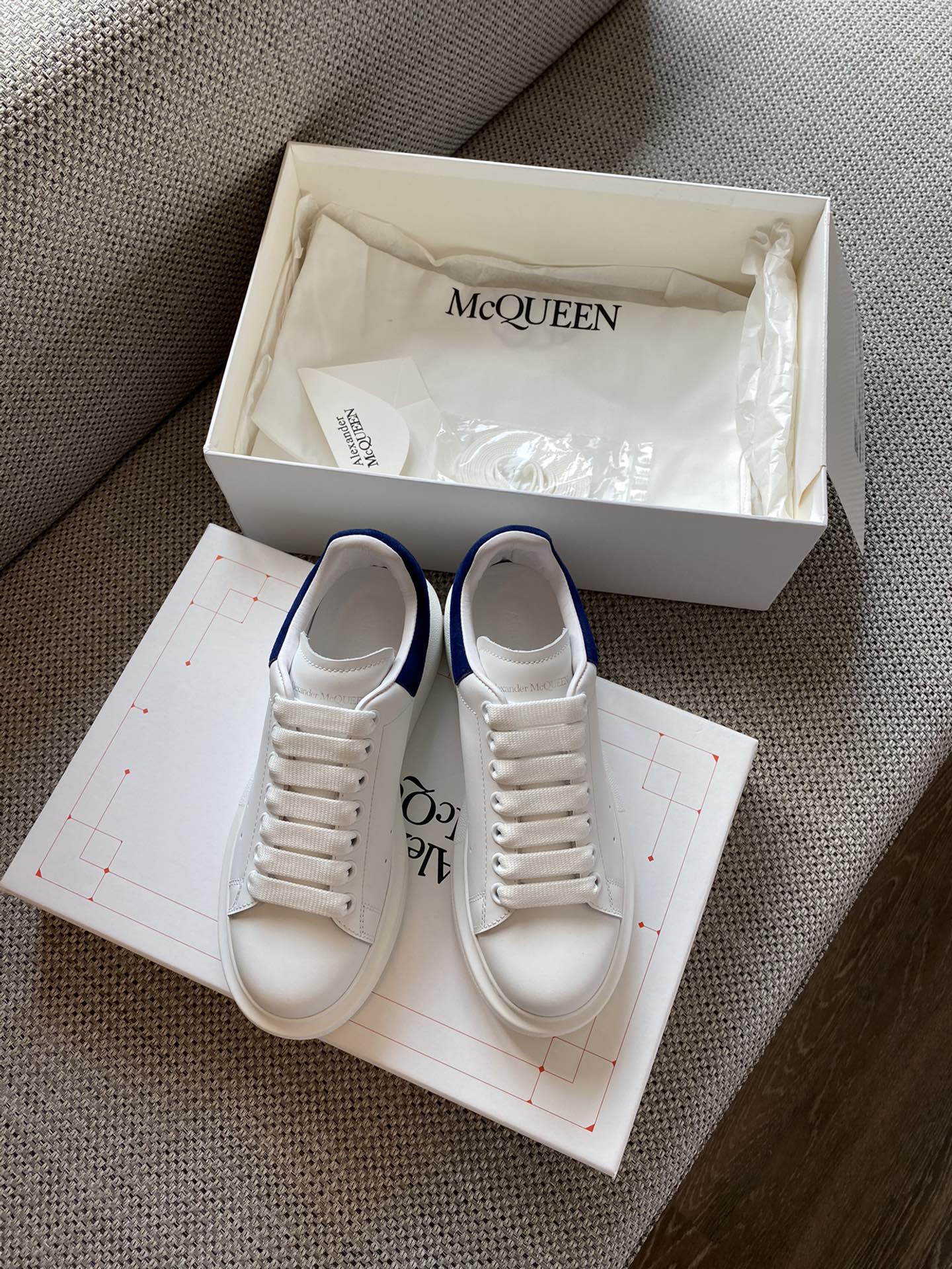 Классические белые кроссовки McQueen с замшевой подошвой и темно-синим каблуком