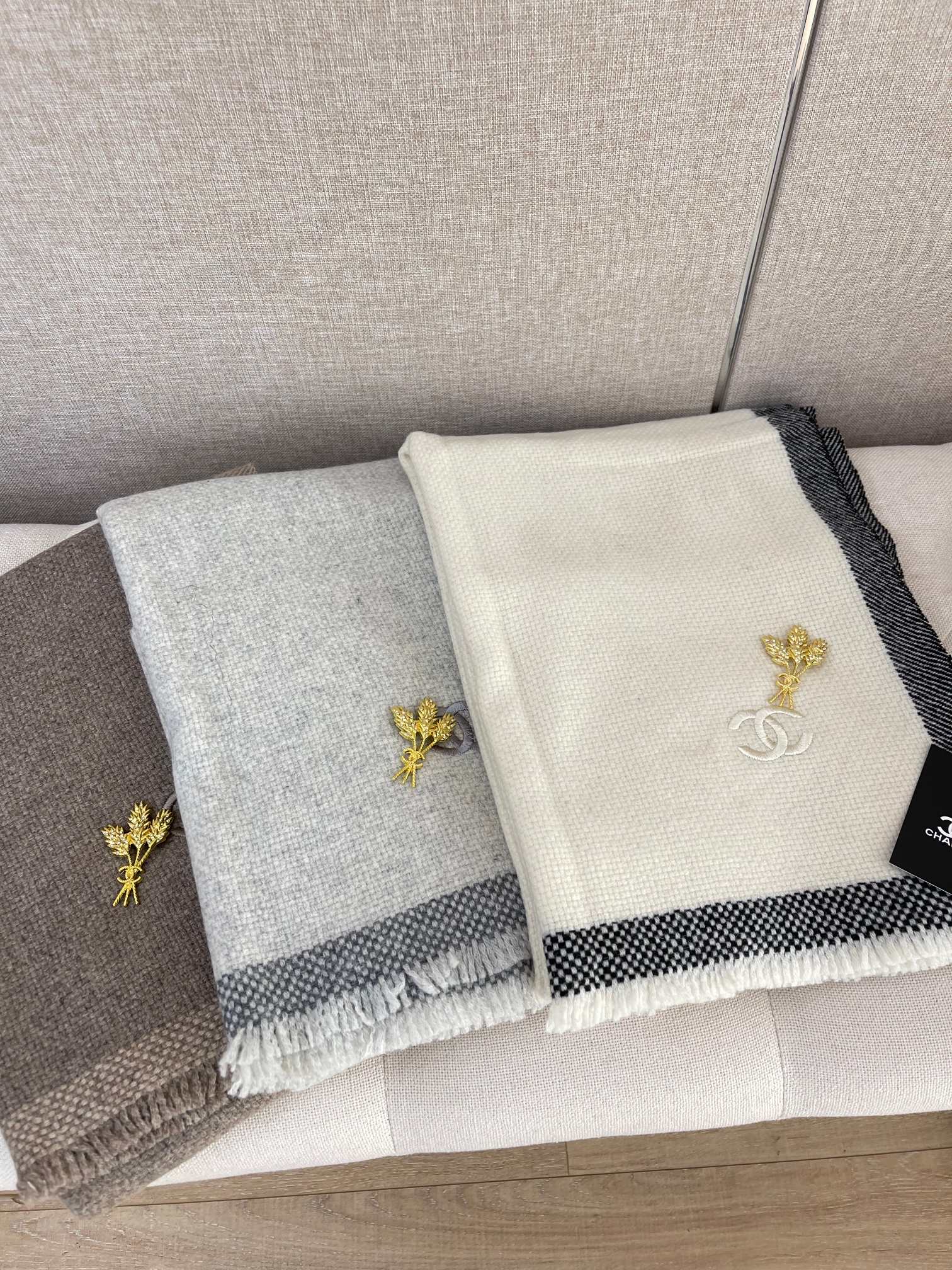 Chanel - Ультратеплый шарф из высококачественного кашемира - В комплекте с брошью в виде колосьев пшеницы - 60 см x 180 см - 1 шт.